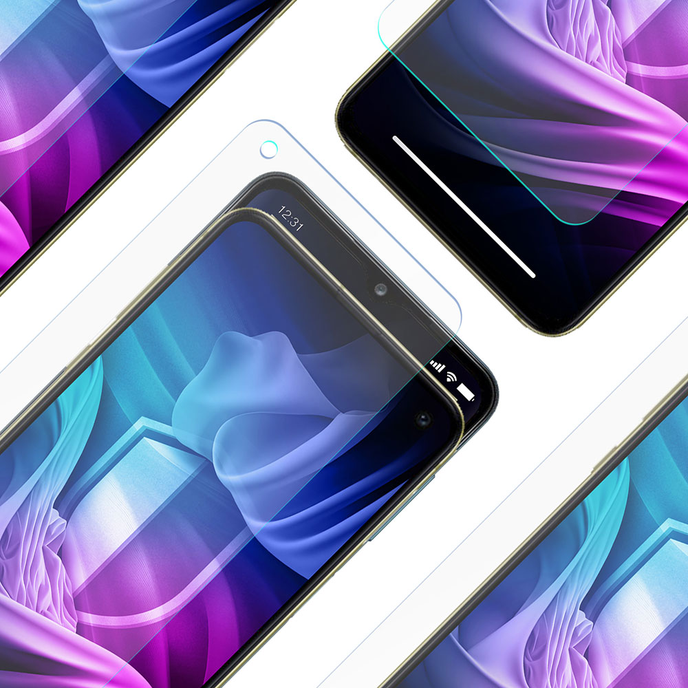 Diversi smartphone con protezioni schermo sono disposti diagonalmente. Gli schermi mostrano motivi astratti blu e viola su bianco.