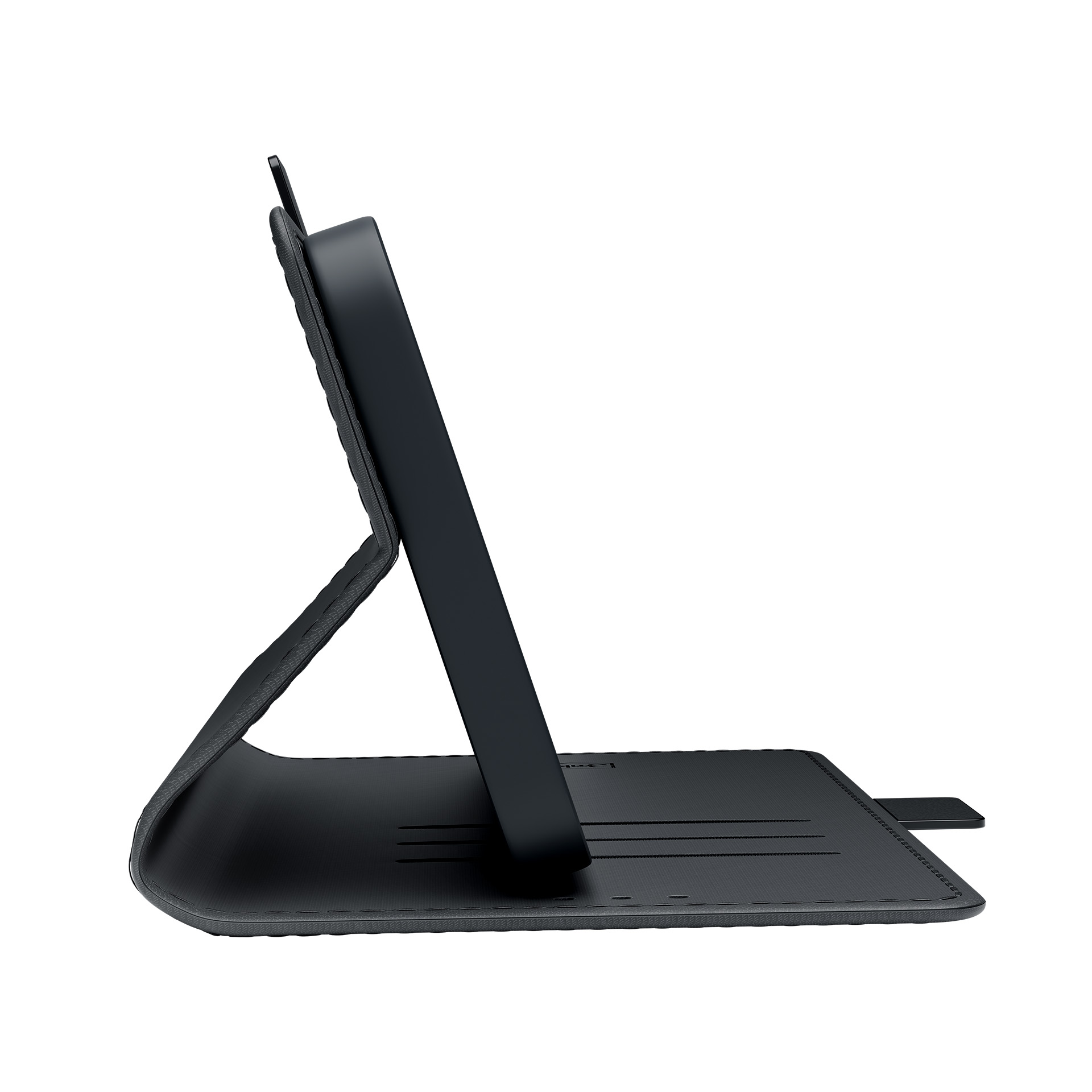 Czarny futerał na tablet, otwarty. Tablet jest podparty przez etui. Etui na białym tle.