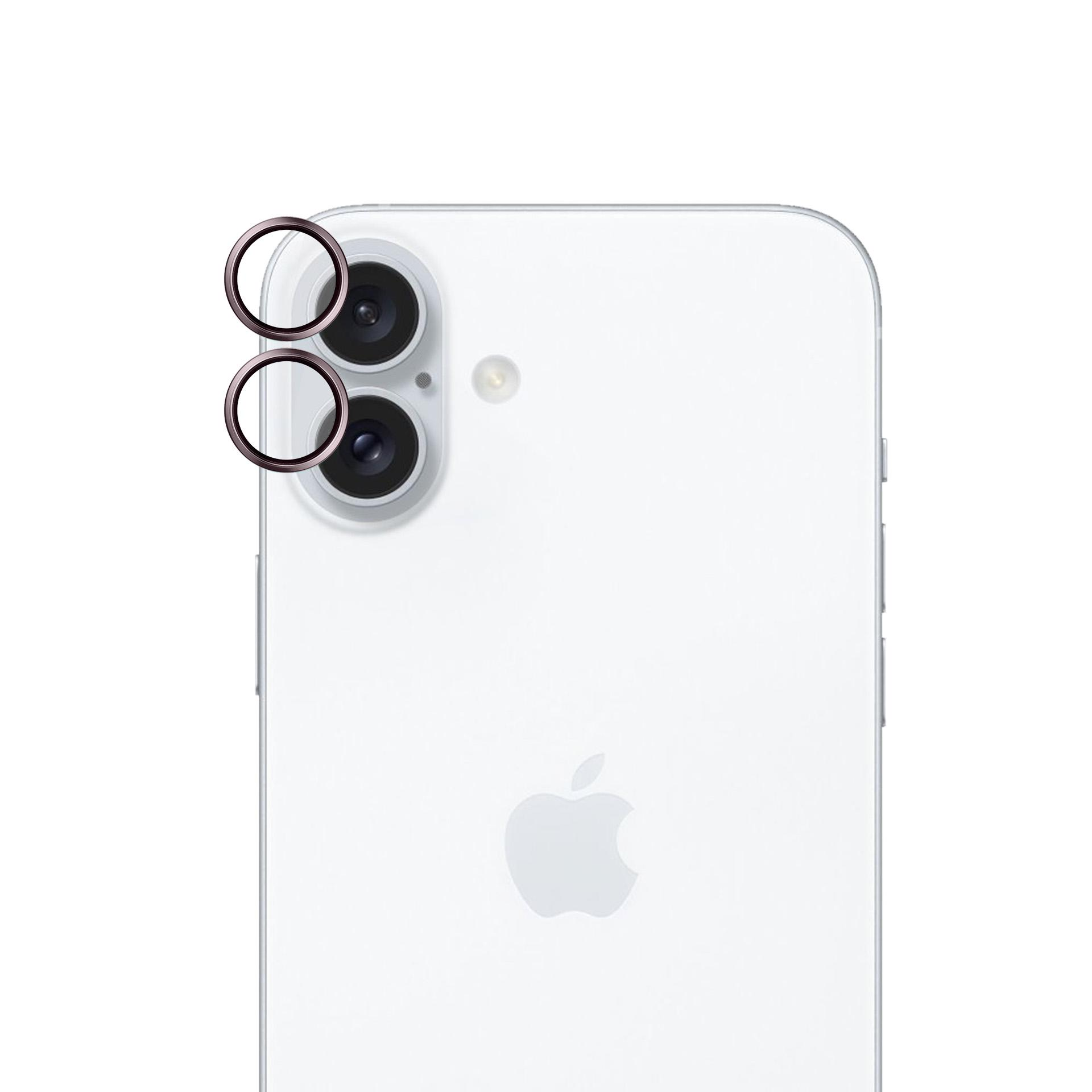 Primo piano del retro di un iPhone bianco con tre obiettivi e un proteggi lente oro rosa. Logo Apple visibile.
