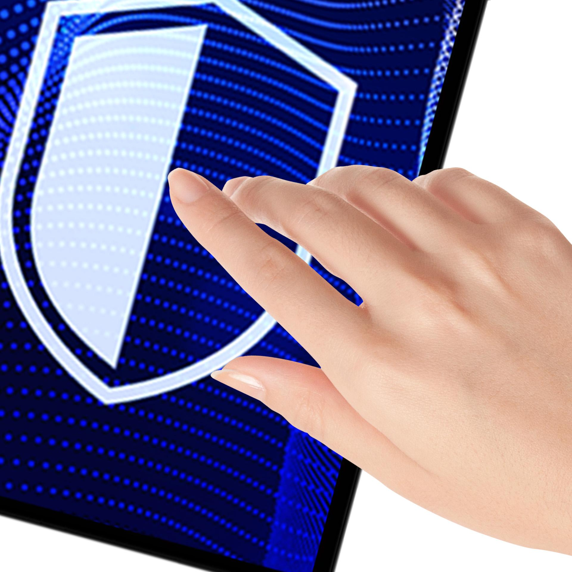 Dłoń dotyka ekranu tabletu. Ekran wyświetla graficzny symbol tarczy na niebieskim tle z białymi kropkami.