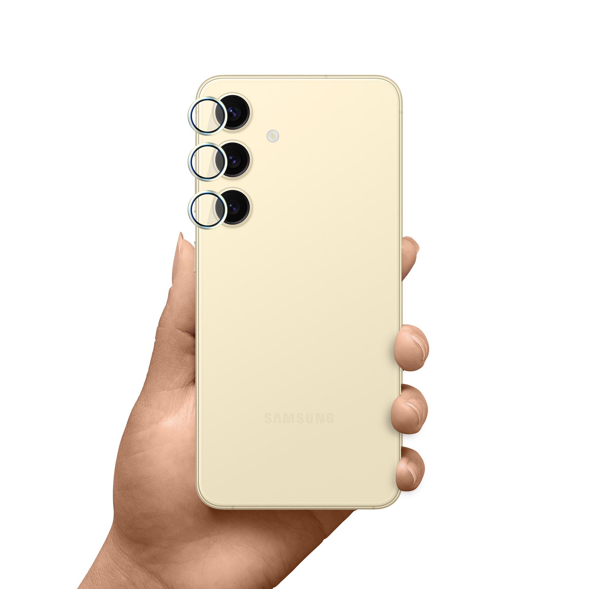 Ręka trzyma beżowy telefon Samsung. Widoczne są trzy obiektywy aparatu. Telefon jest na białym tle.