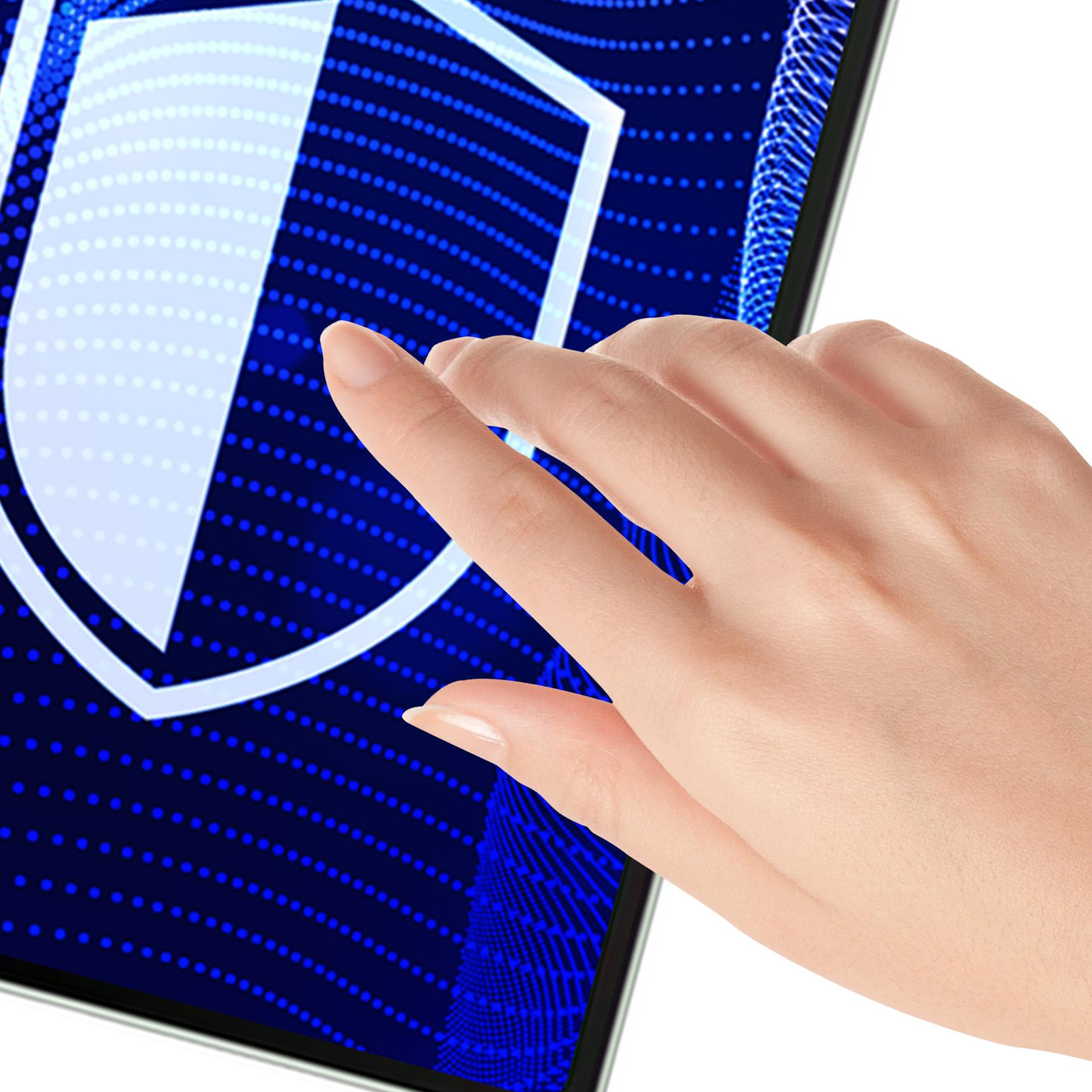 Dłoń dotyka ekranu tabletu, wyświetlając niebieską ikonę tarczy z kropek na białym tle.
