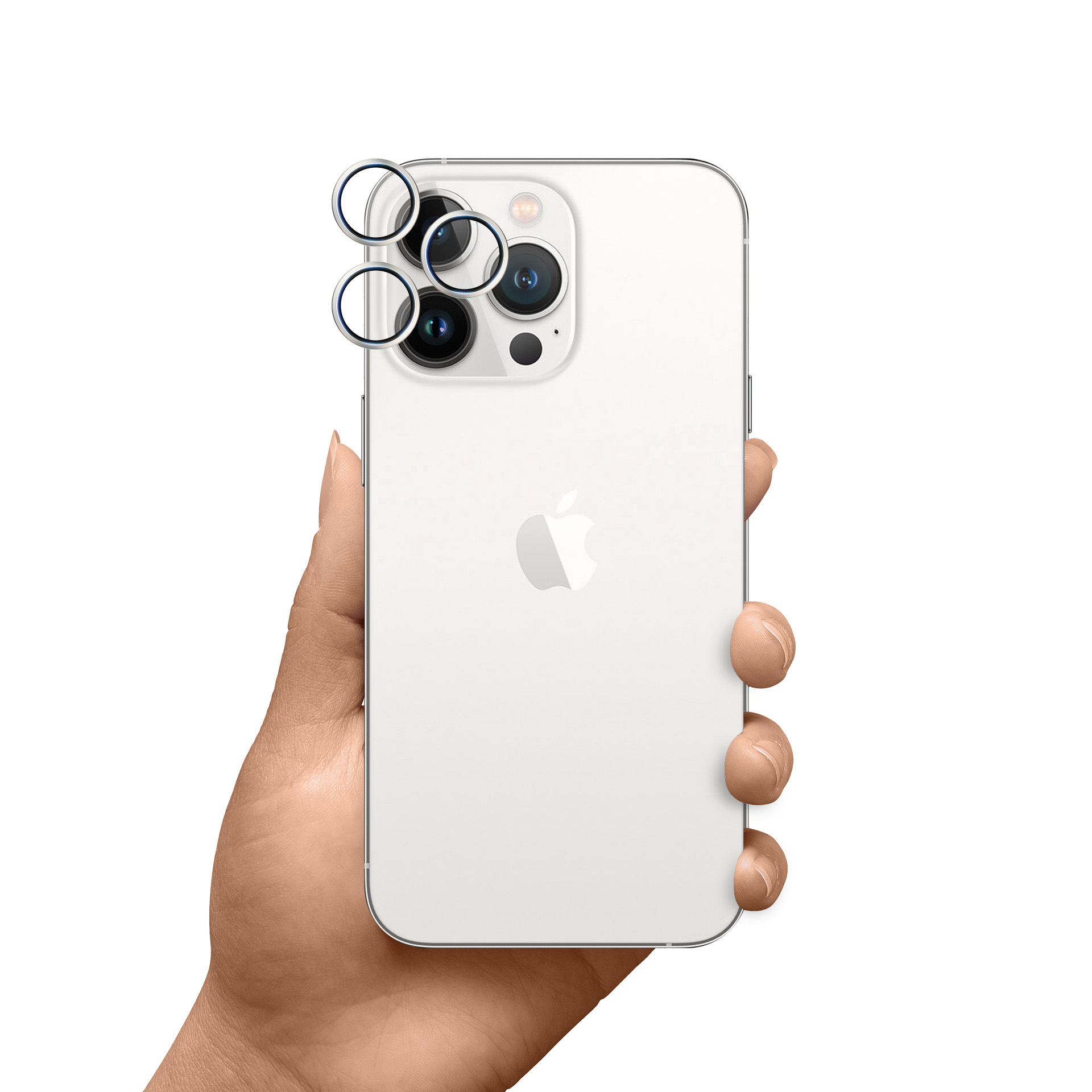Ręka trzyma biały iPhone z osłonami obiektywu. Widoczne logo Apple. Tło jest białe.