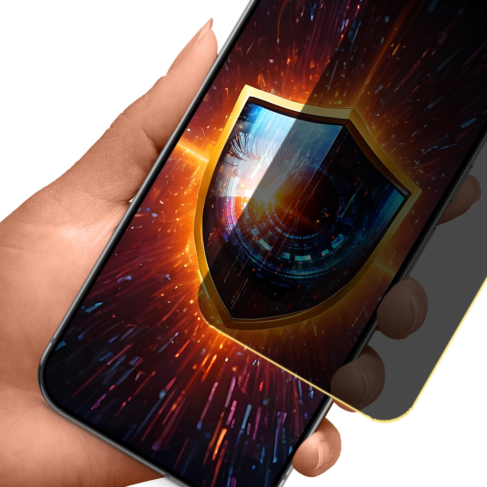 Dłoń trzymająca smartfon. Na ekranie złota tarcza z okiem w środku, na abstrakcyjnym tle.