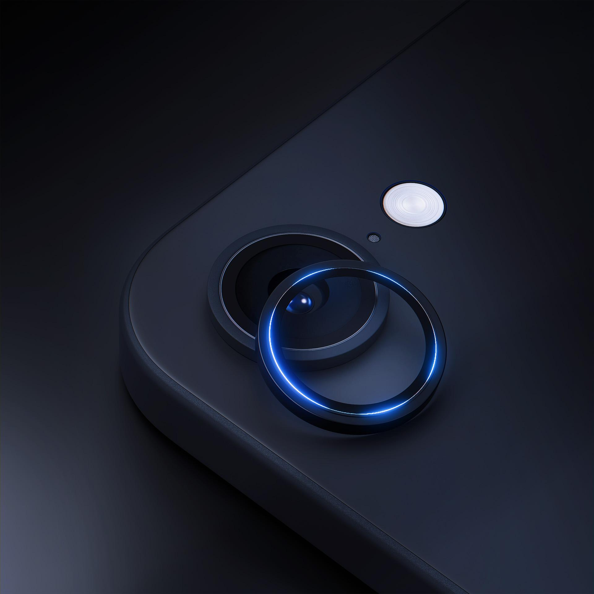 Primo piano della fotocamera del telefono, con un anello blu brillante. Flash visibile. Sfondo scuro.