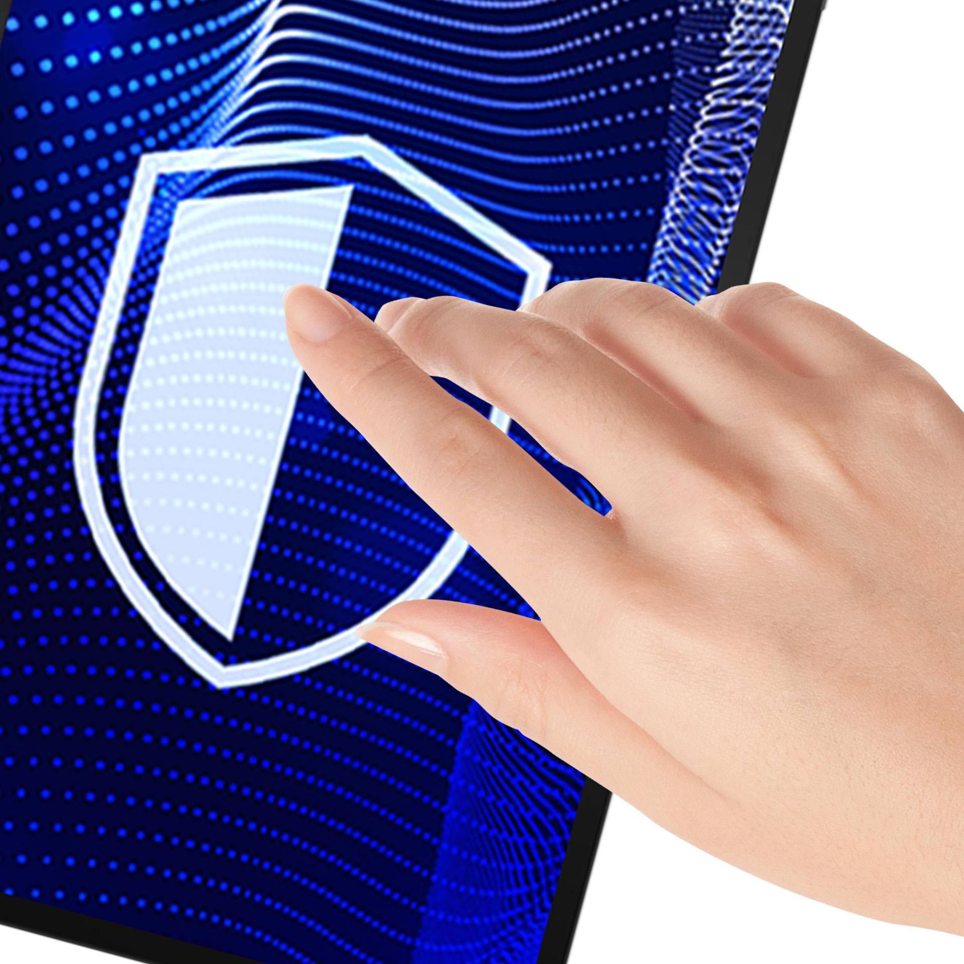 Dłoń dotyka tabletu z ikoną tarczy na niebieskim, kropkowanym tle. Ekran jest pochylony.