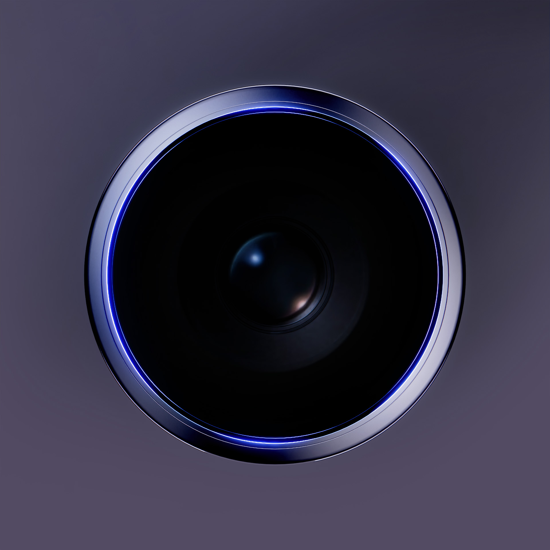 Primo piano di un obiettivo della fotocamera. È nero, circondato da un anello argentato con luce blu. Lo sfondo è viola.