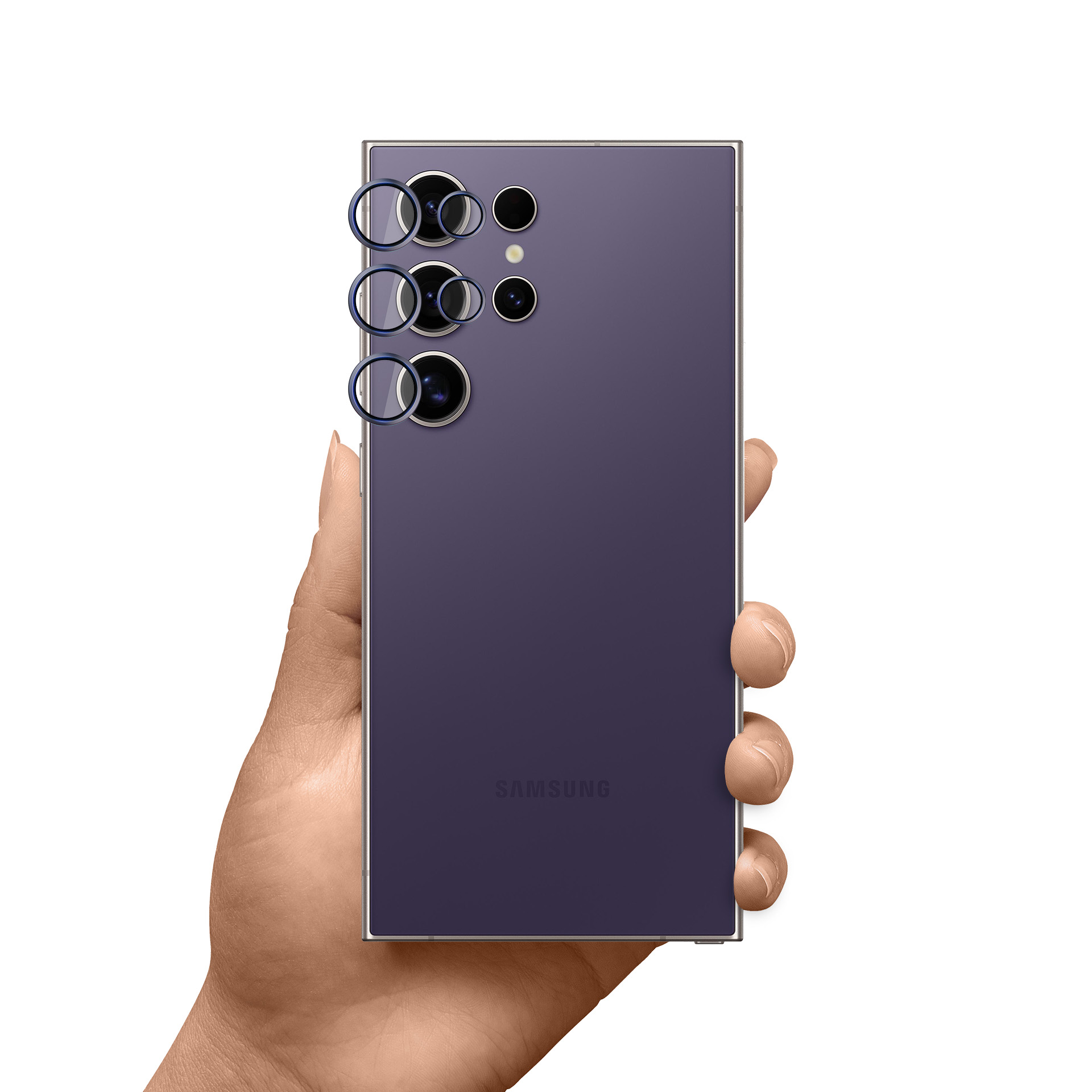 Una mano tiene uno smartphone viola con più fotocamere posteriori. Il logo Samsung è visibile.