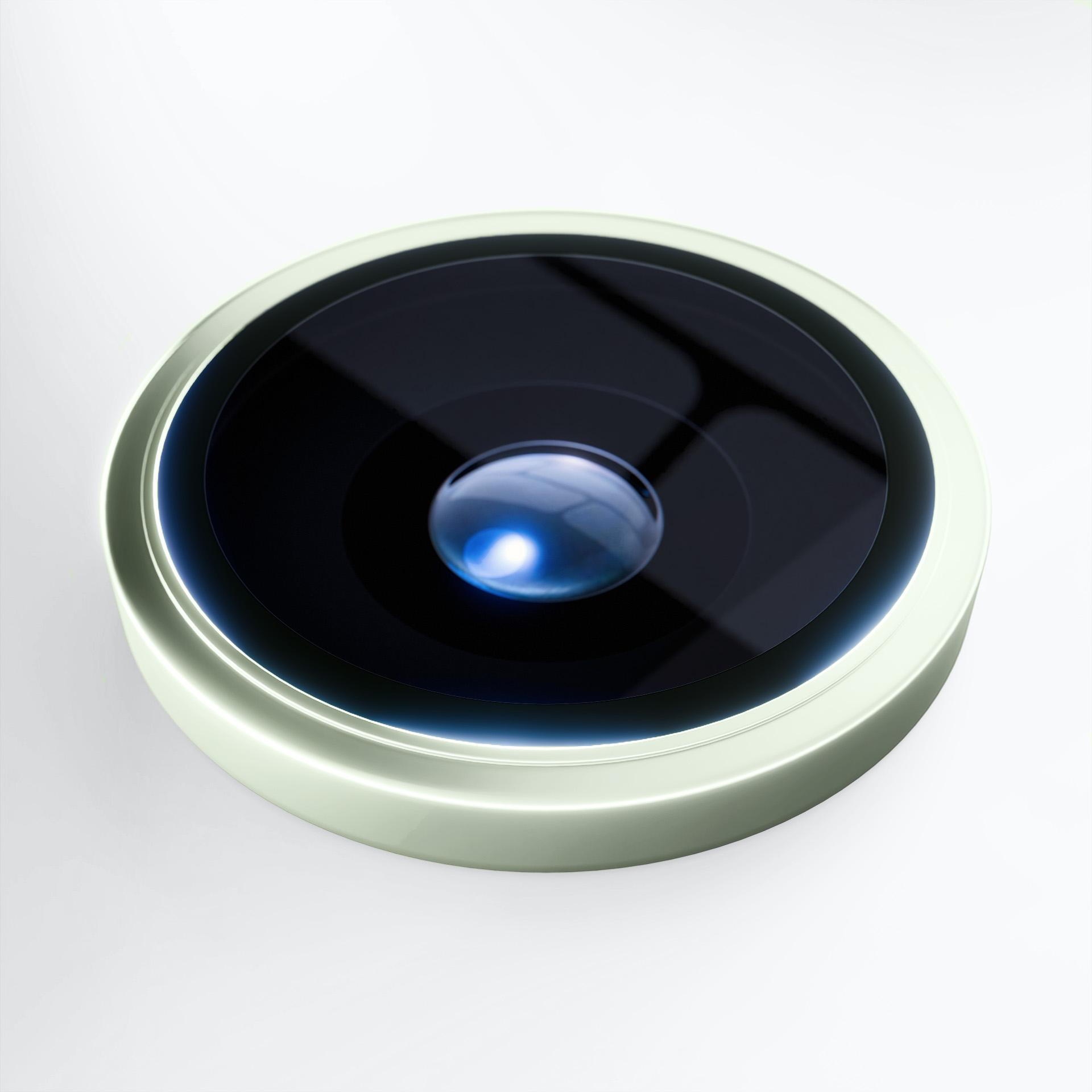 Primo piano dell'obiettivo di una fotocamera del telefono. Lente nera con bagliore blu, circondata da un anello verde chiaro, su sfondo bianco.