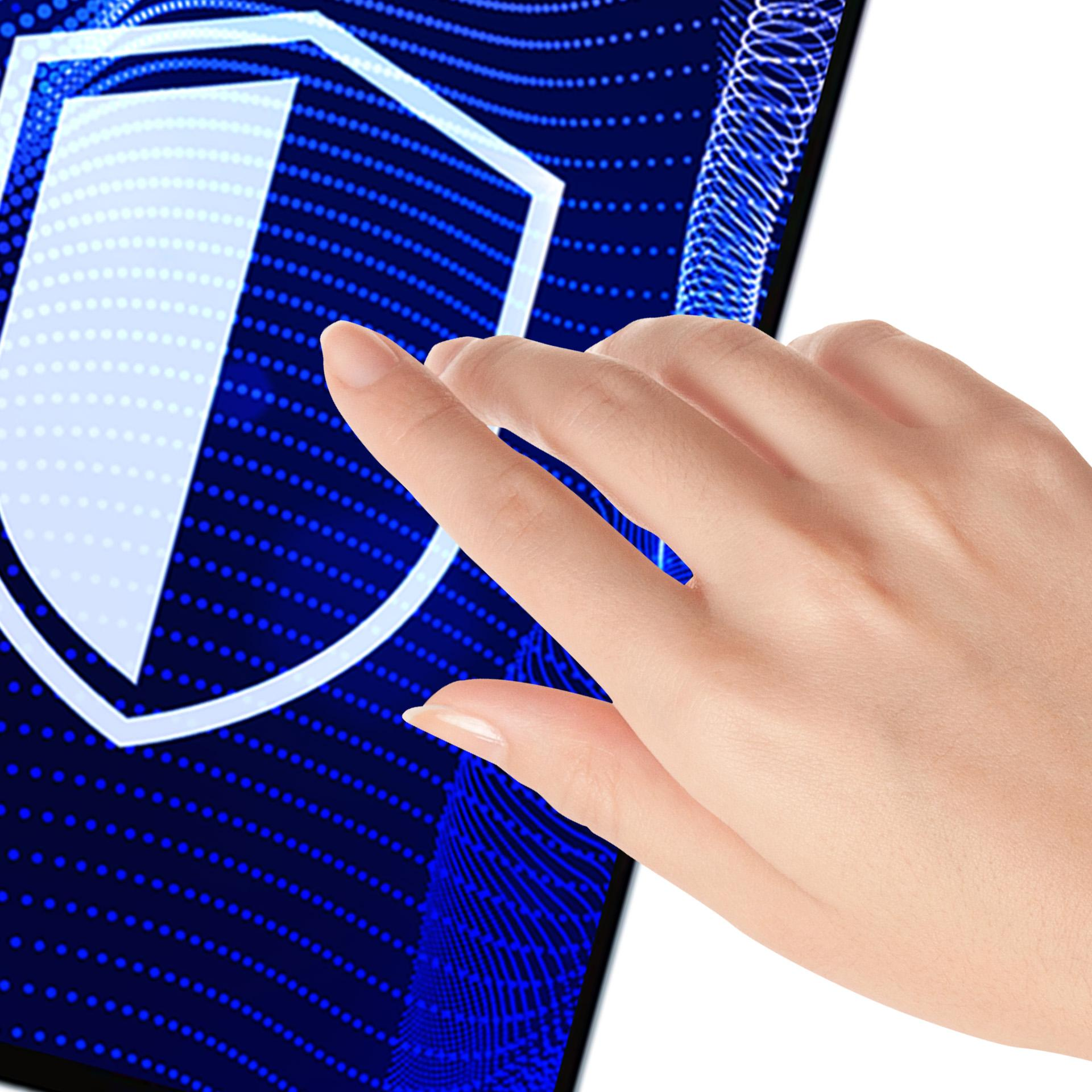 Ręka dotyka ekranu z logo w kształcie tarczy. Ekran jest niebieski z białymi kropkami i liniami.