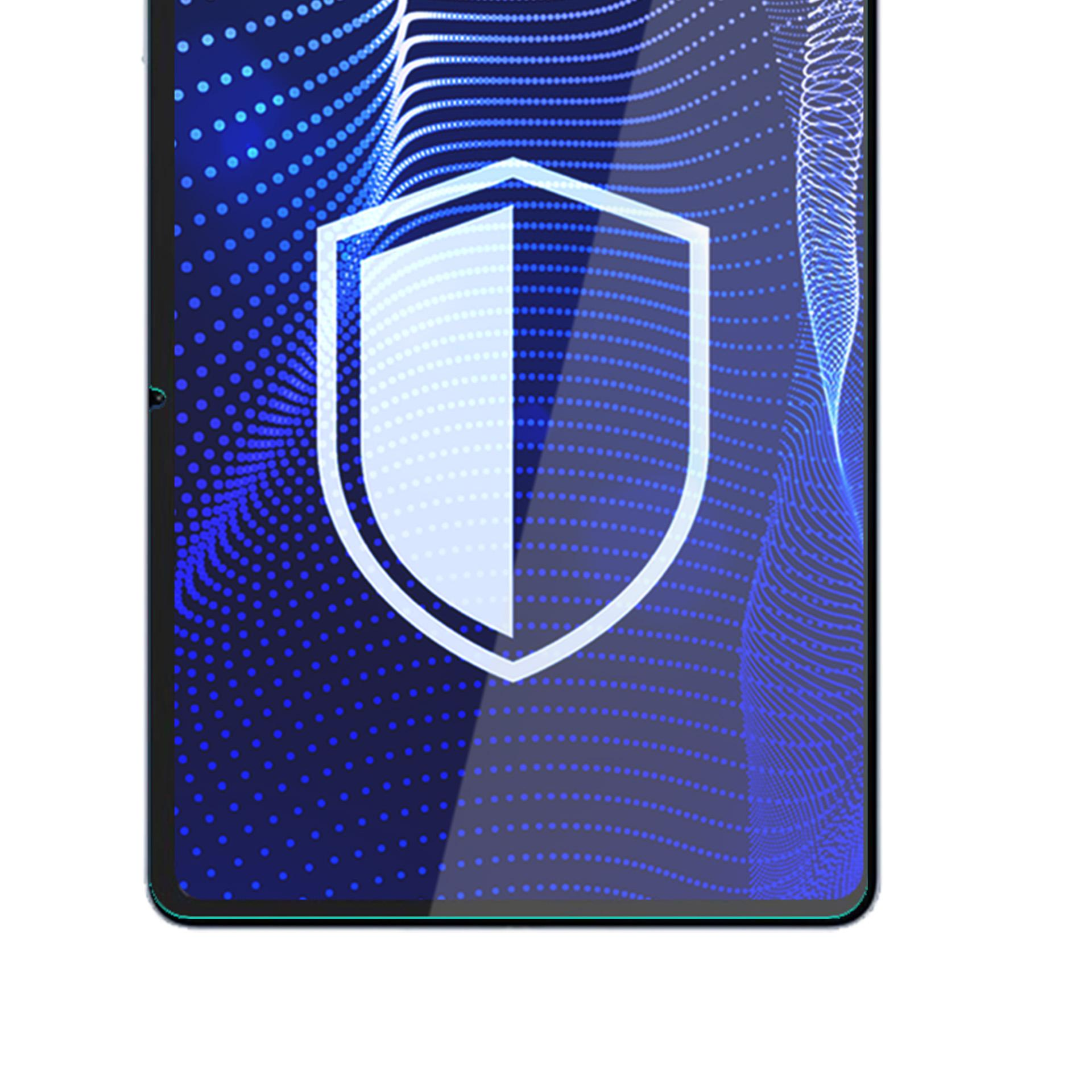 Biała ikona tarczy na niebieskim tle gradientowym, z wzorem w kropki. Obraz jest na czarnym telefonie.