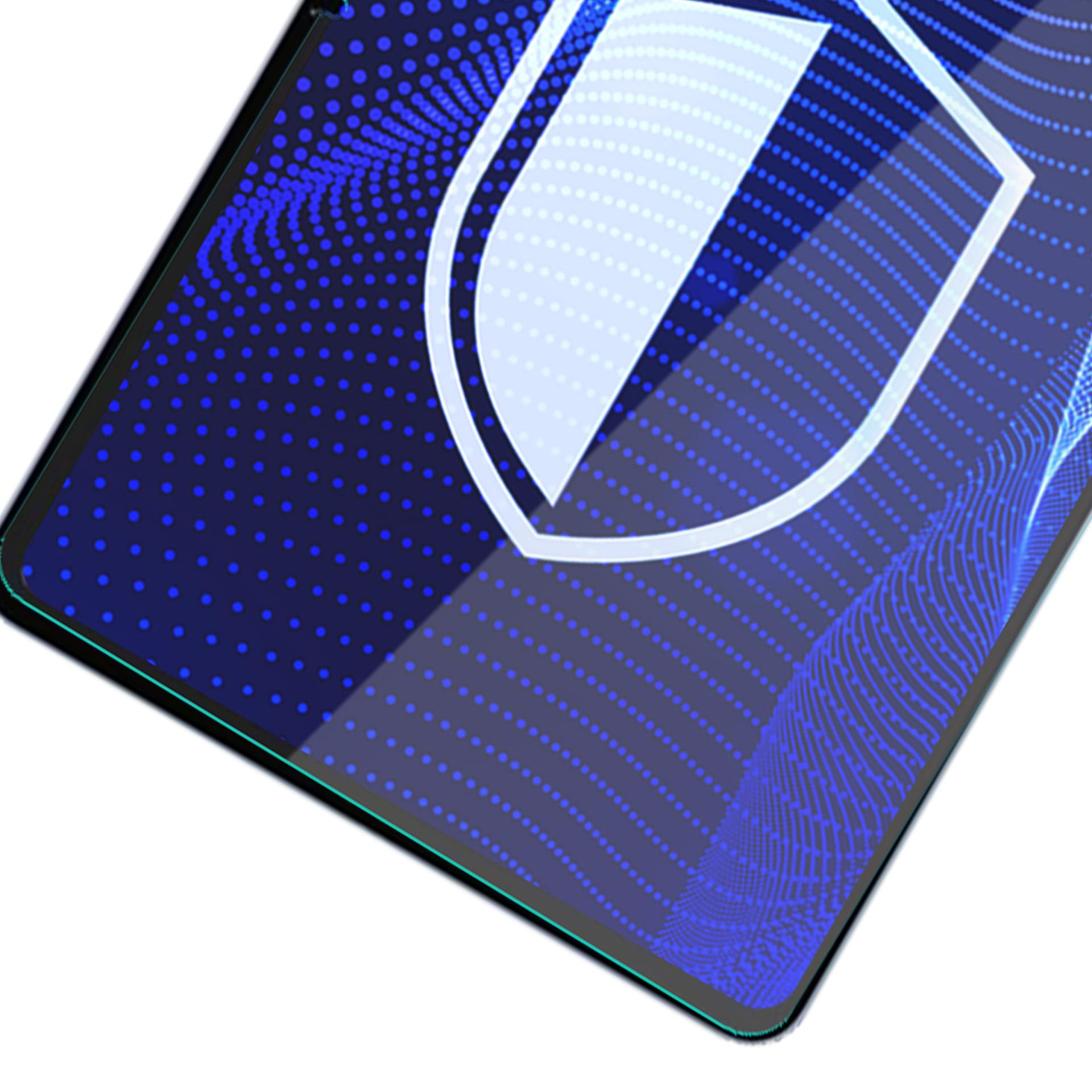 Ekran z niebieskim, kropkowanym tłem i białą ikoną tarczy. Ekran jest przechylony, z białym tłem.