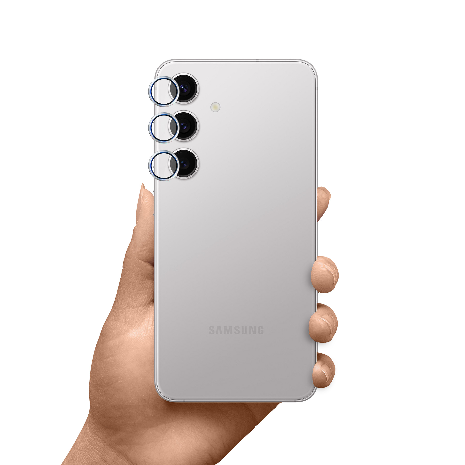 Una mano che tiene un telefono argentato con tre obiettivi e un logo Samsung sul retro.
