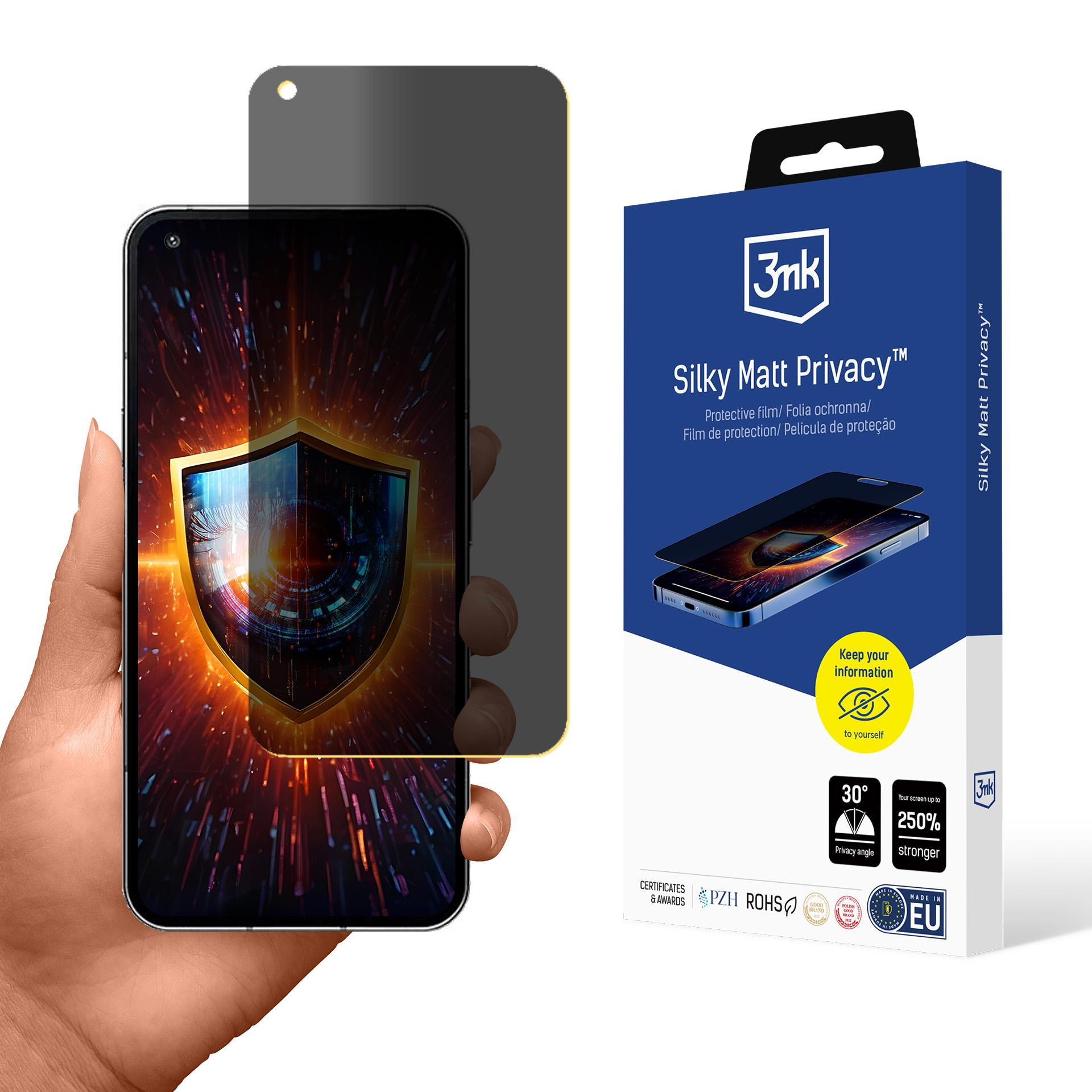 Mano che tiene telefono con protezione privacy. Prodotto in scatola con logo e testo 'Silky Matt Privacy'. Il telefono mostra uno scudo.