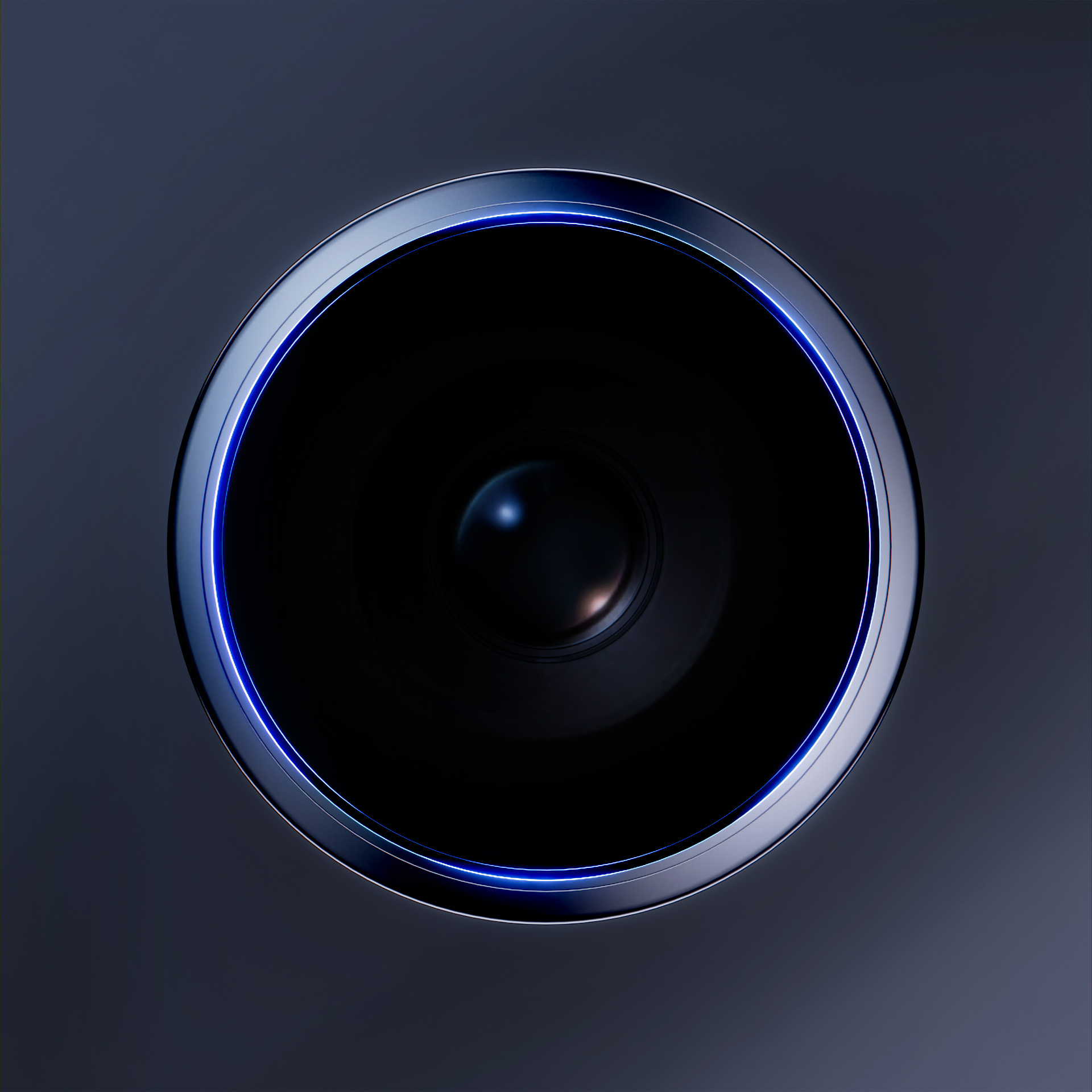 Primo piano di un obiettivo della fotocamera con un anello di luce al neon blu. Lo sfondo è grigio scuro.
