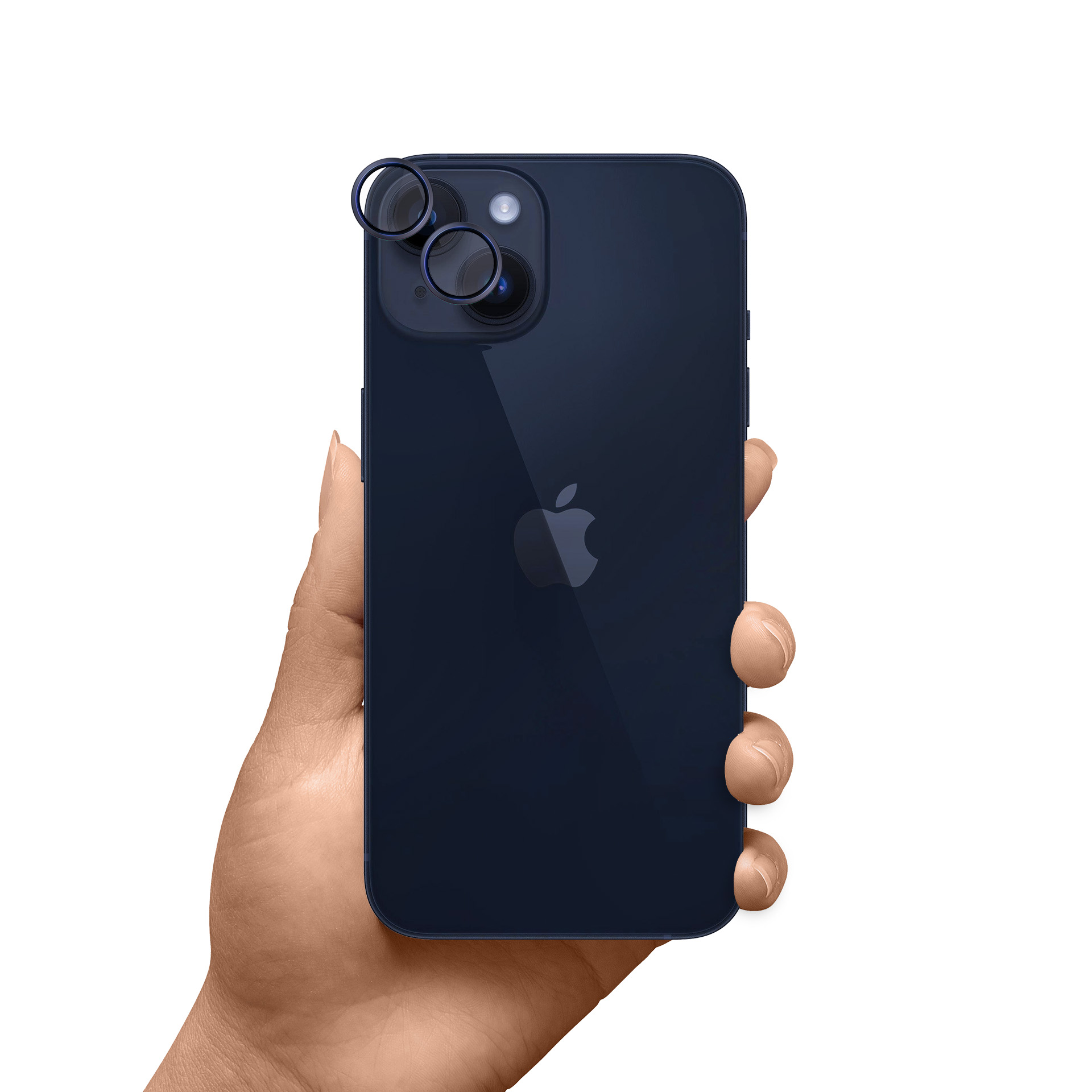 Una mano tiene un iPhone blu scuro. Il retro ha tre obiettivi. Il logo Apple è visibile.