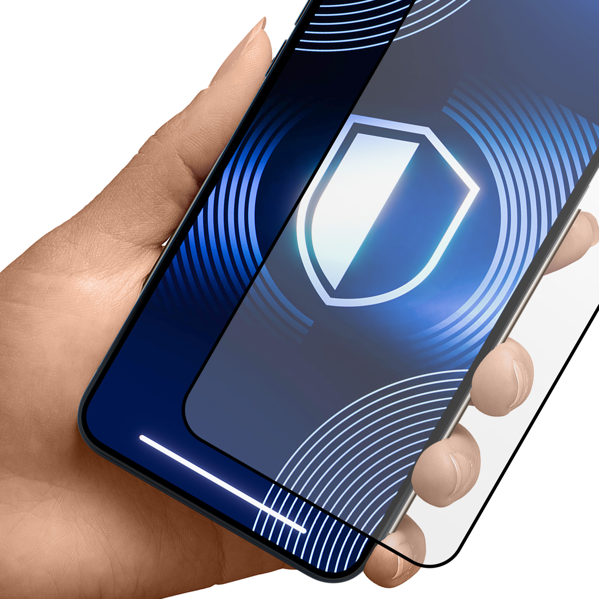 Mano che tiene uno smartphone con protezione schermo. Lo schermo mostra un'icona a scudo. Protezione in vetro trasparente visibile.