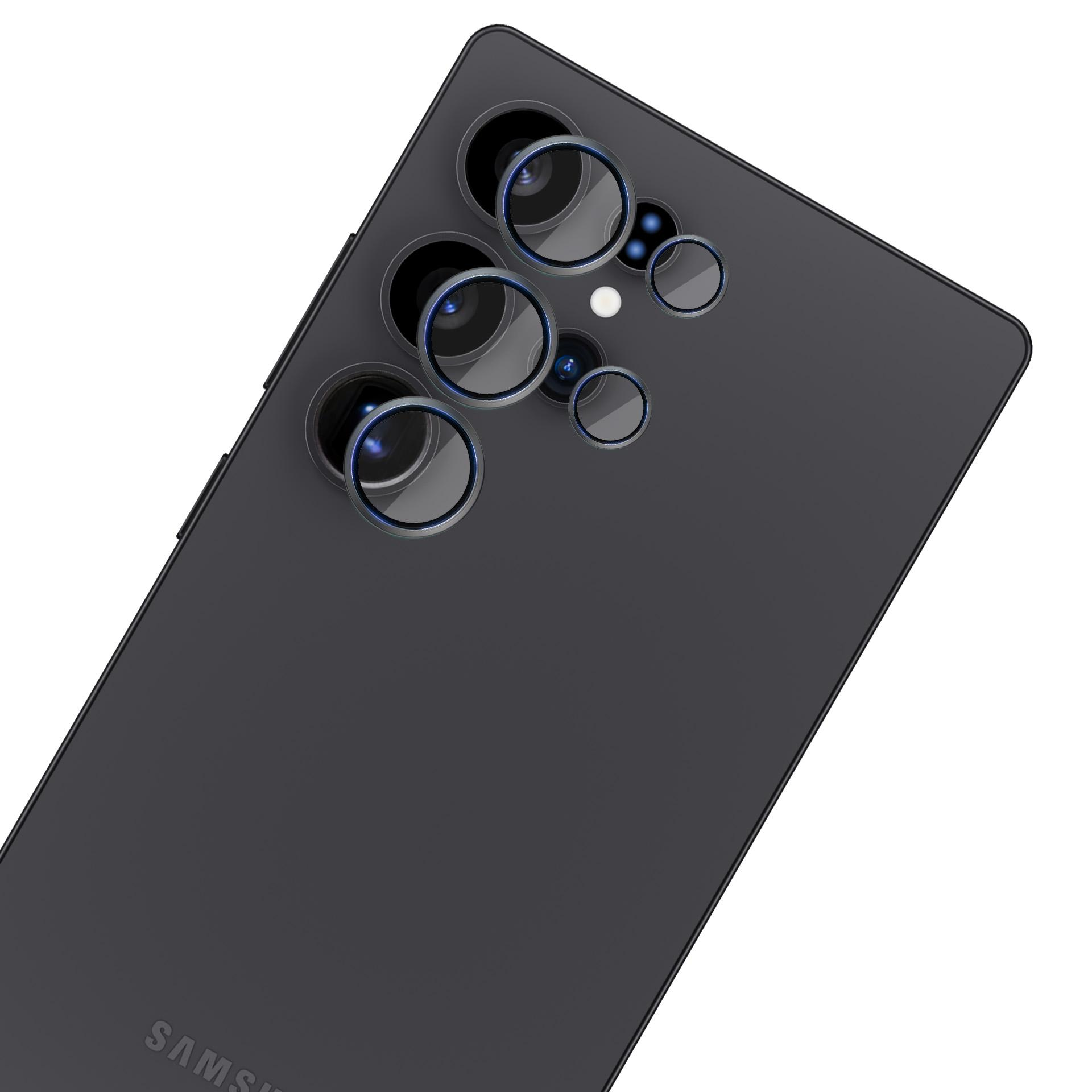 Uno smartphone nero con diverse lenti della fotocamera è in mostra. Il telefono è angolato, rivelando le lenti e il logo Samsung.