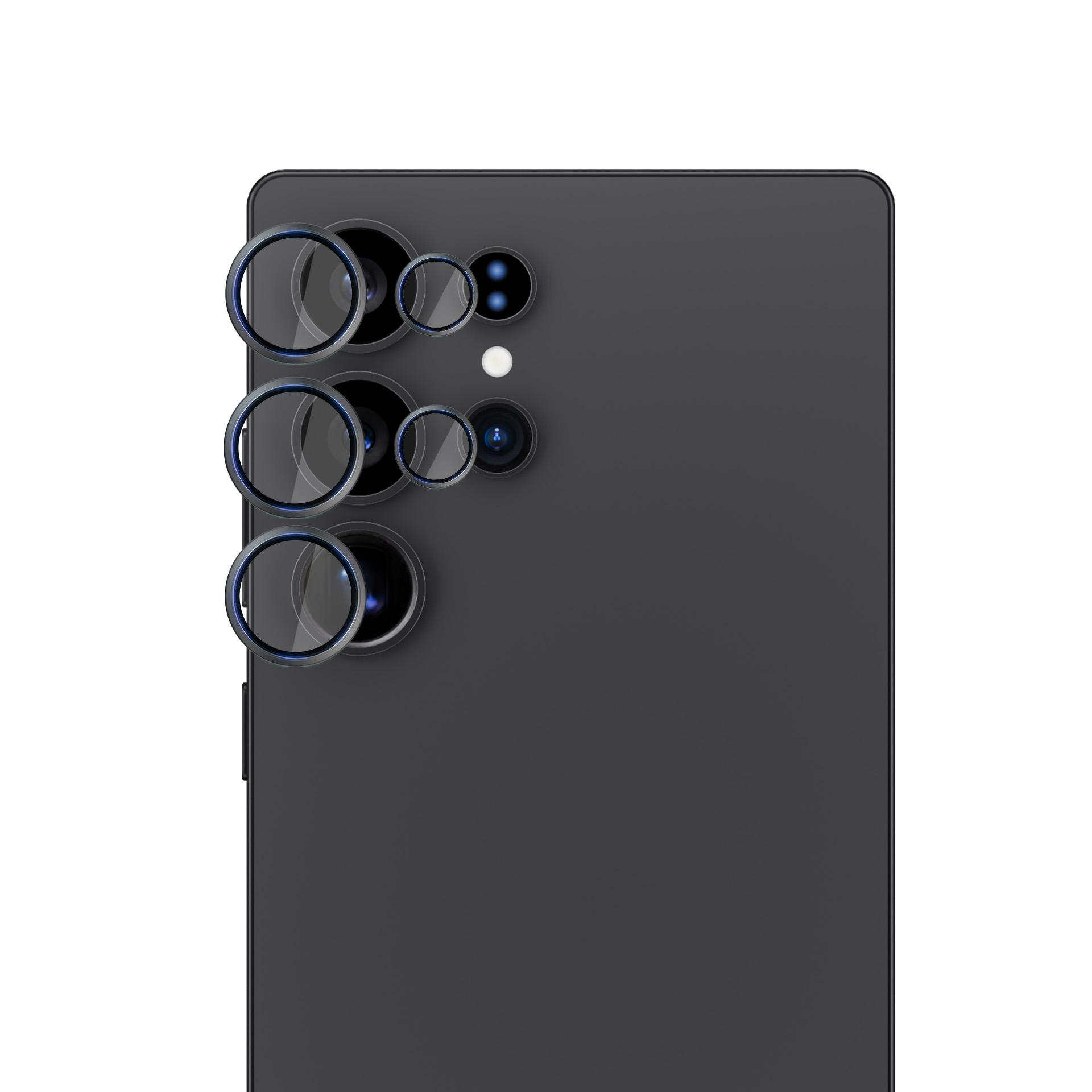 Uno smartphone con più lenti della fotocamera su sfondo bianco. Anelli protettivi circondano le lenti.