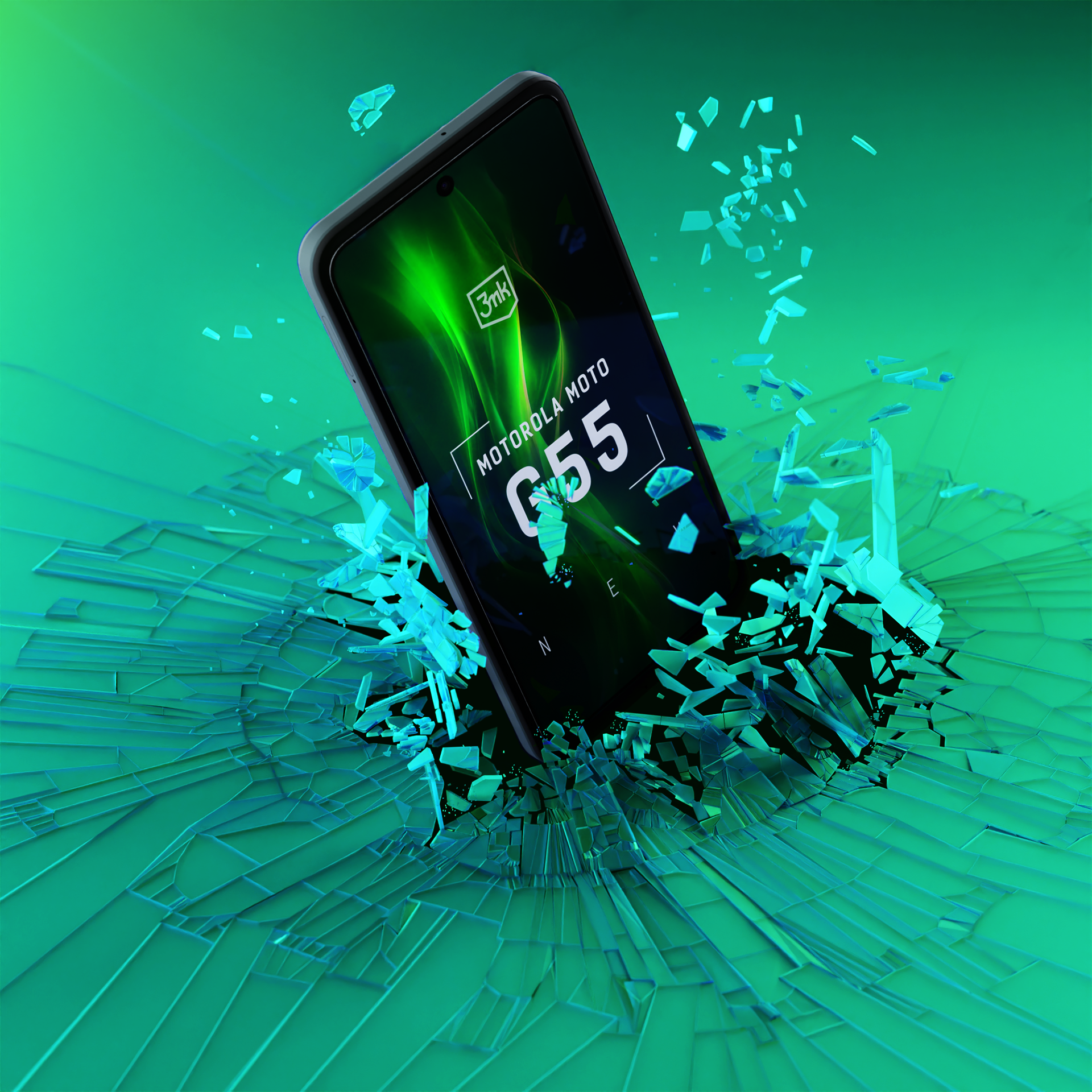 Un telefono Motorola G55 sfonda un vetro. Lo schermo mostra grafica verde. Schegge blu sparse.