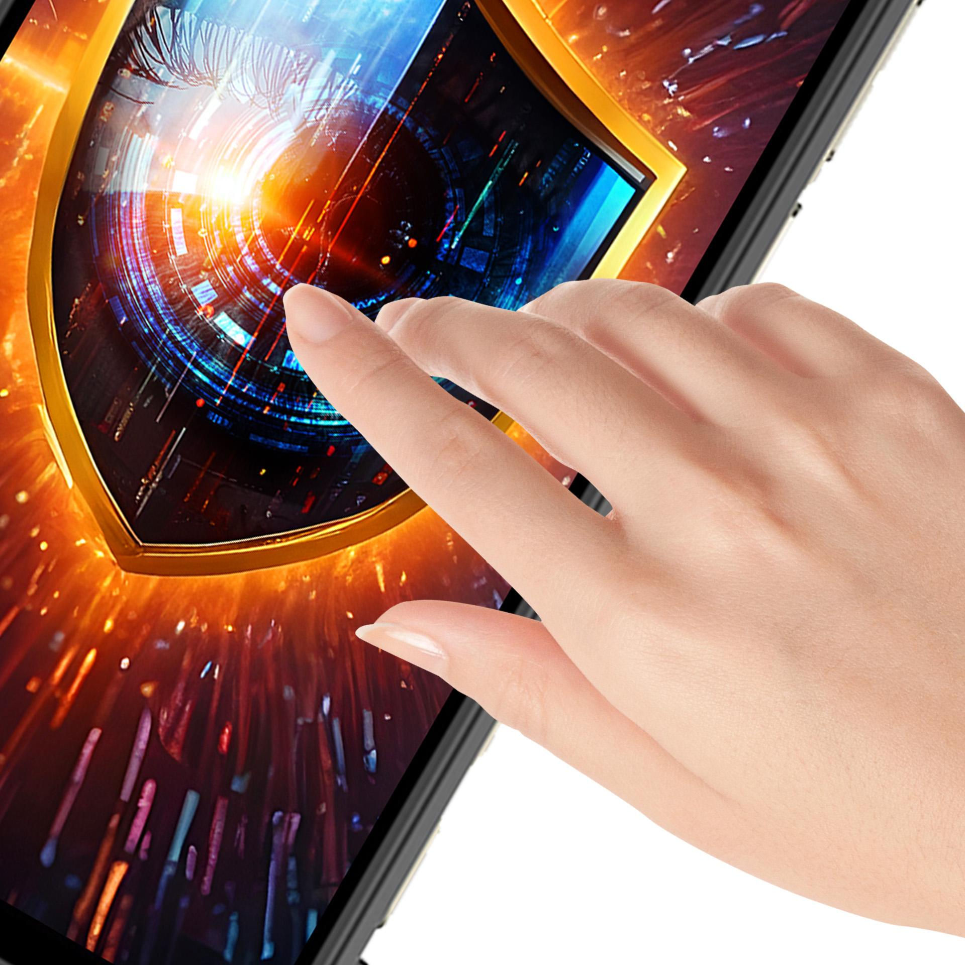 Una mano tocca uno schermo che mostra un design a scudo dorato con un occhio ed effetti di luce digitale. Lo sfondo è bianco.