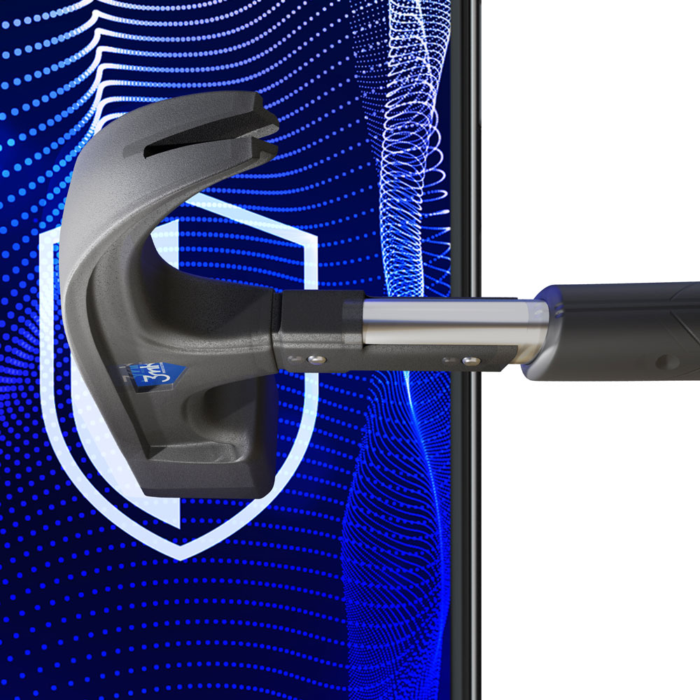 Młotek uderza w telefon, grafika tarczy w tle, a niebieski cyfrowy wzór wypełnia ekran.