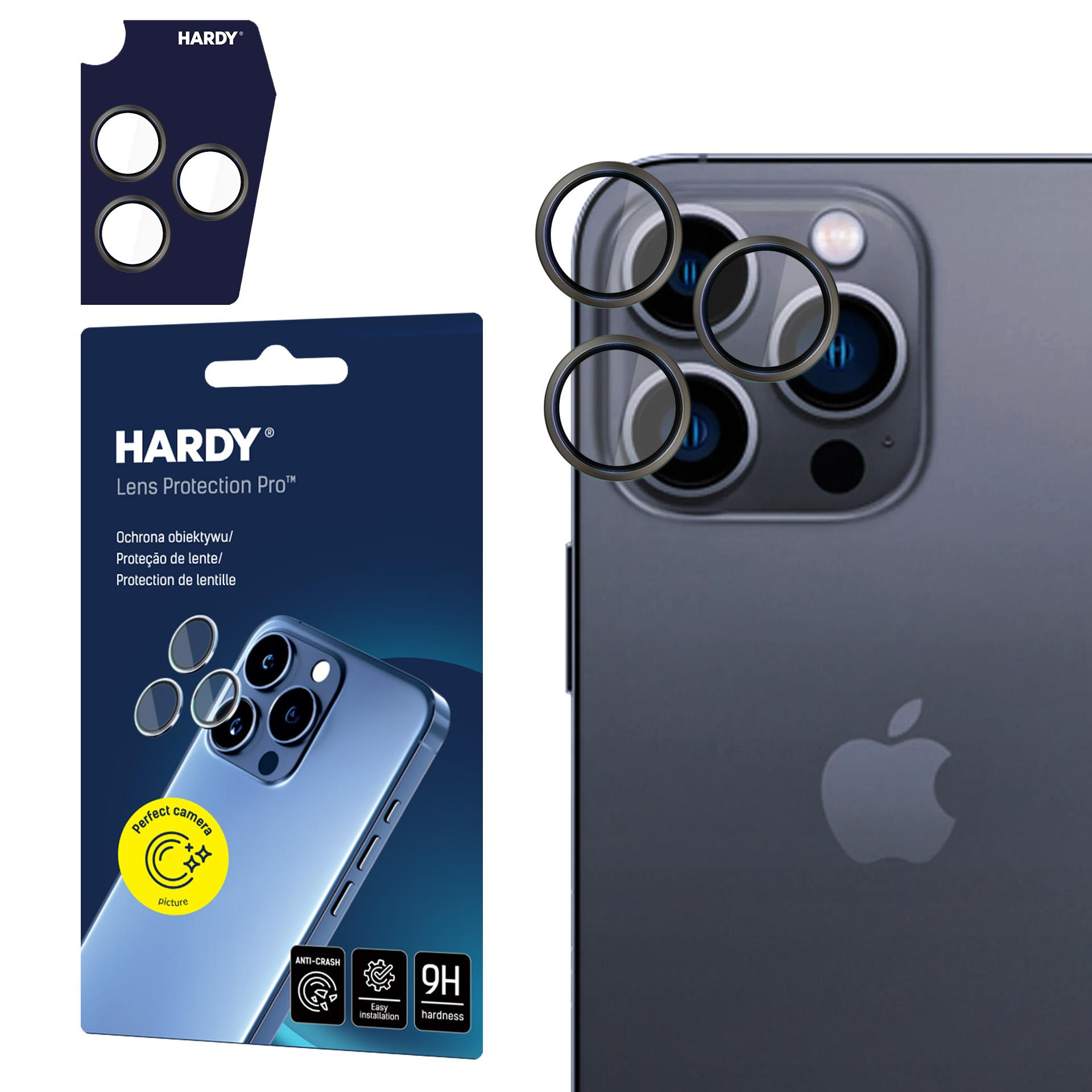 L'immagine mostra un telefono con protezioni per lenti della fotocamera, una custodia e un logo. La custodia è blu.