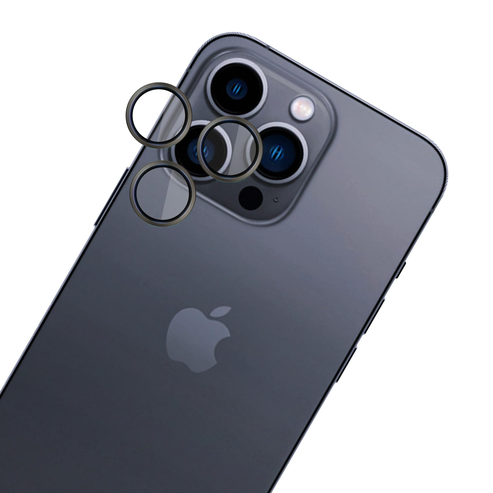 Un iPhone grigio scuro con tre lenti e anelli protettivi. Visibile il logo Apple argentato.