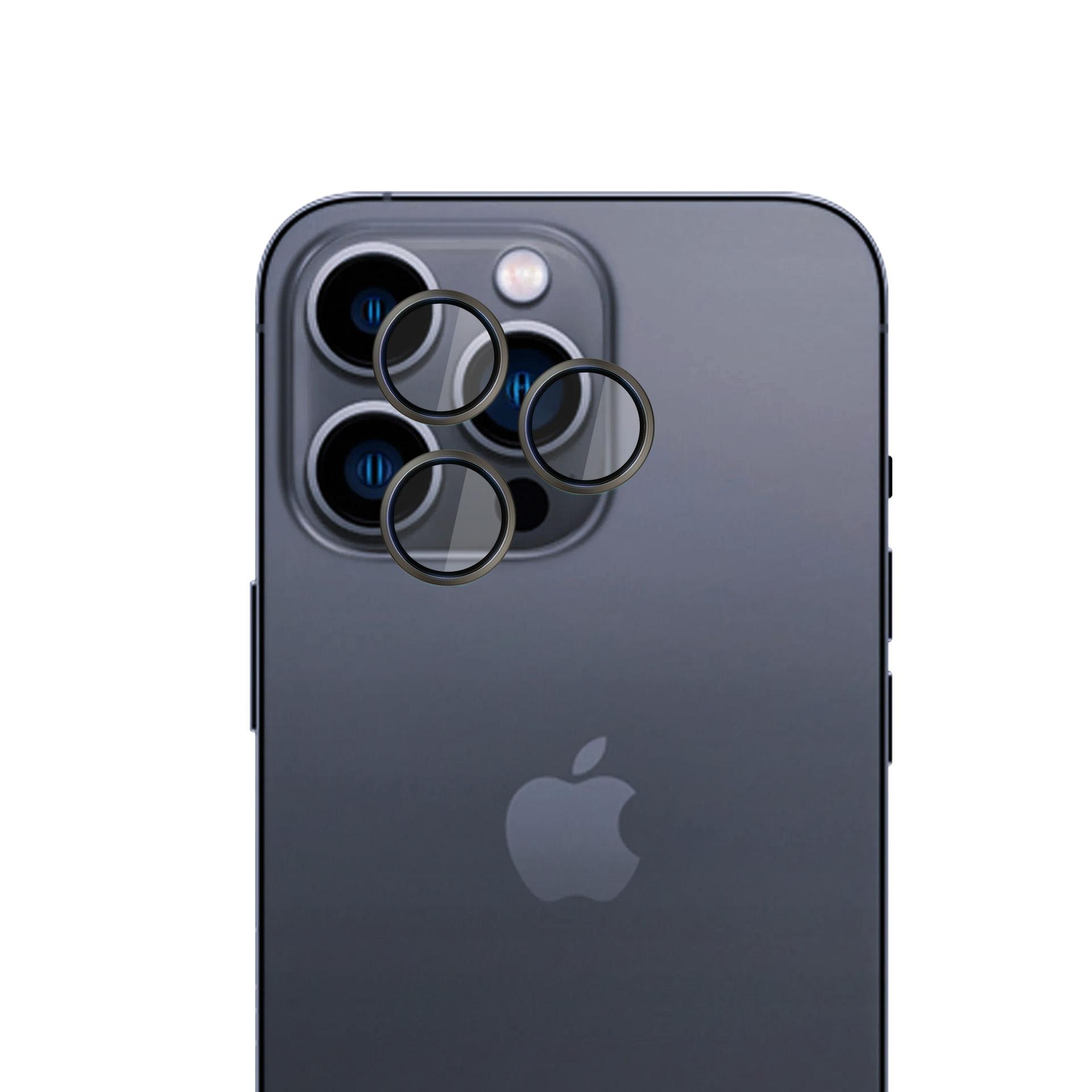 Un primo piano di un iPhone con protezioni per lenti della fotocamera. Il telefono è grigio scuro, con lenti della fotocamera visibili. Lo sfondo è bianco.