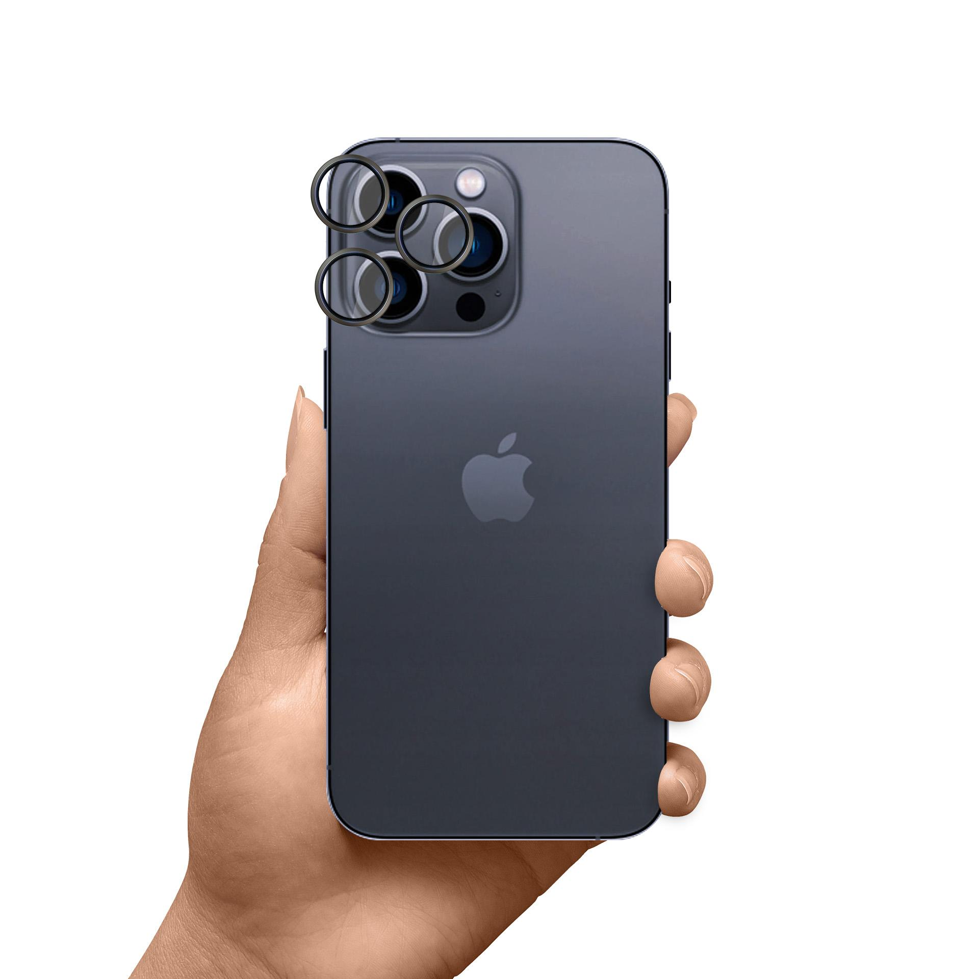 Mano che tiene un iPhone blu scuro. Il telefono ha tre fotocamere. Il logo Apple è visibile.