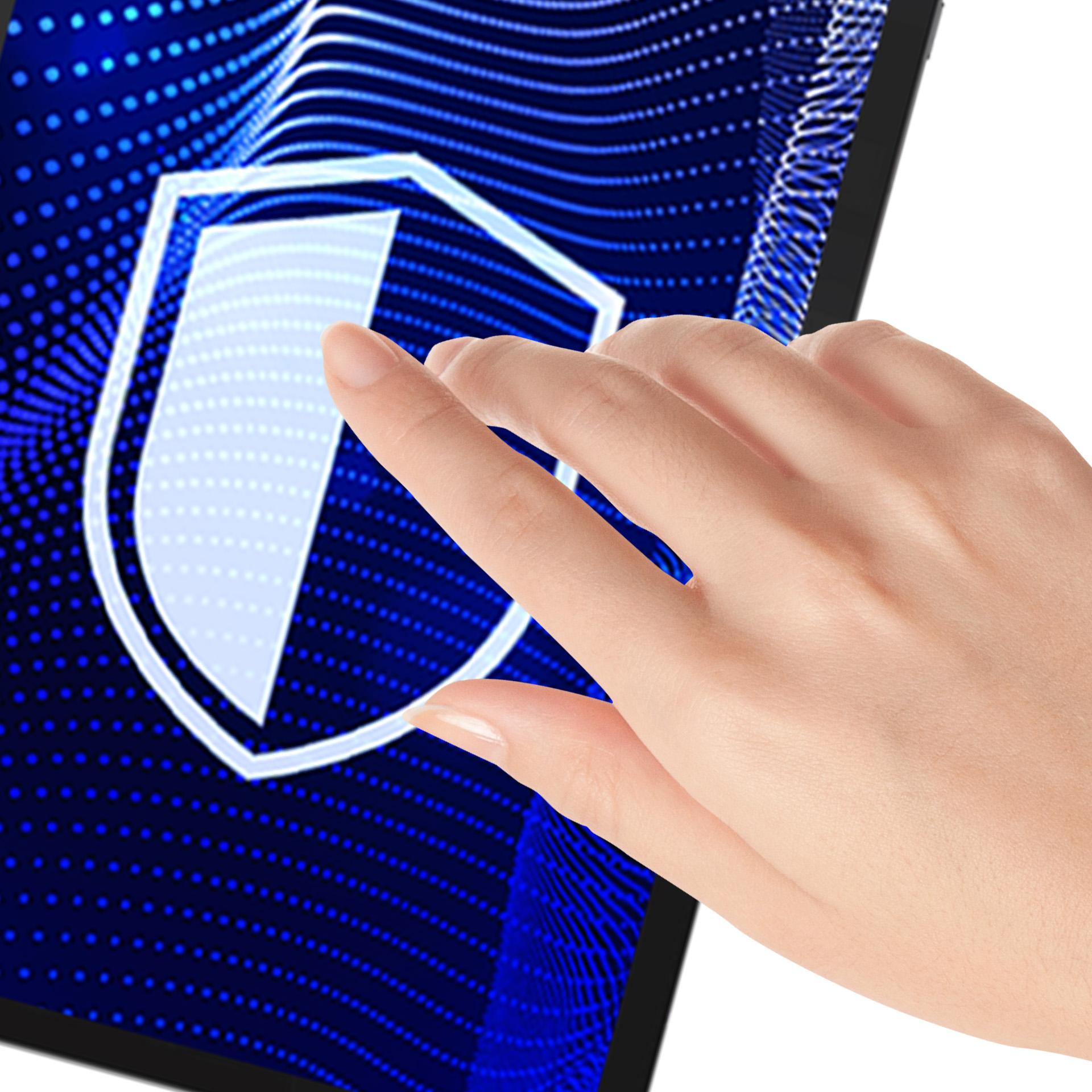 Dłoń dotyka ekranu tabletu, wyświetlającego niebieską ikonę tarczy na niebieskim, kropkowanym tle.