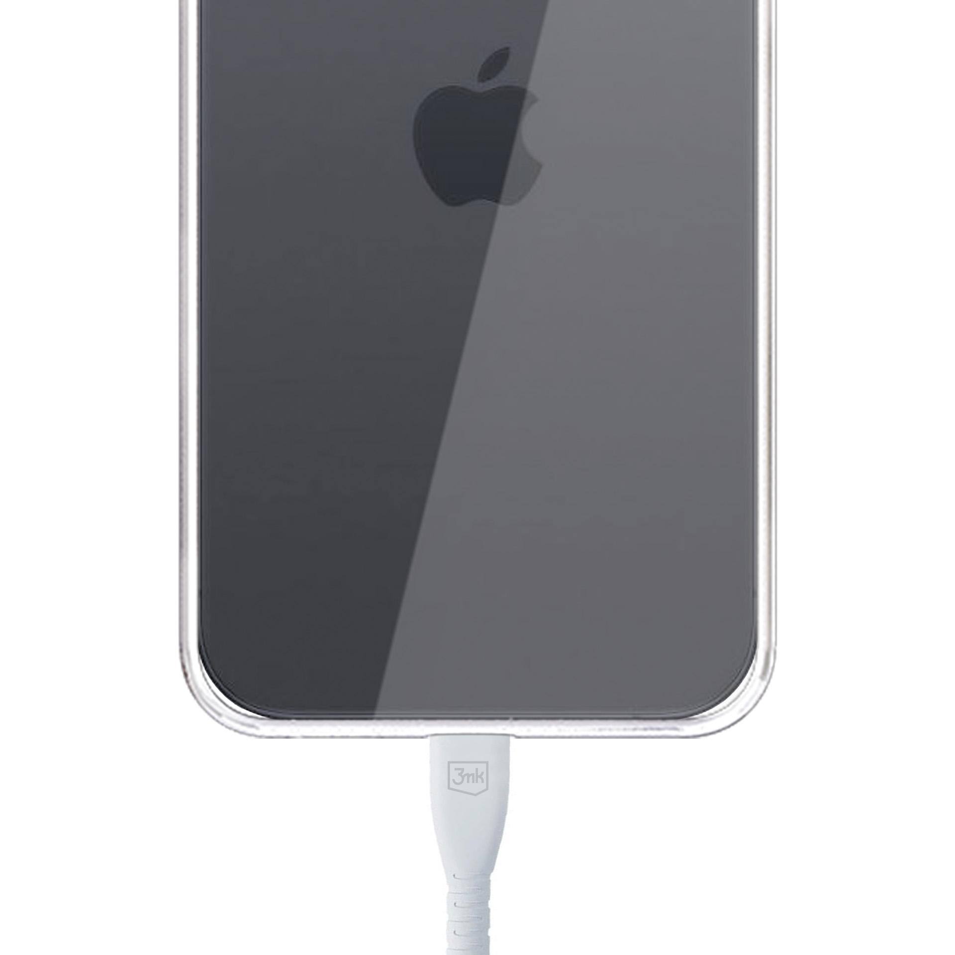 Un iPhone con cavo di ricarica. Il telefono è grigio scuro con un logo Apple. Il cavo è bianco e collegato.