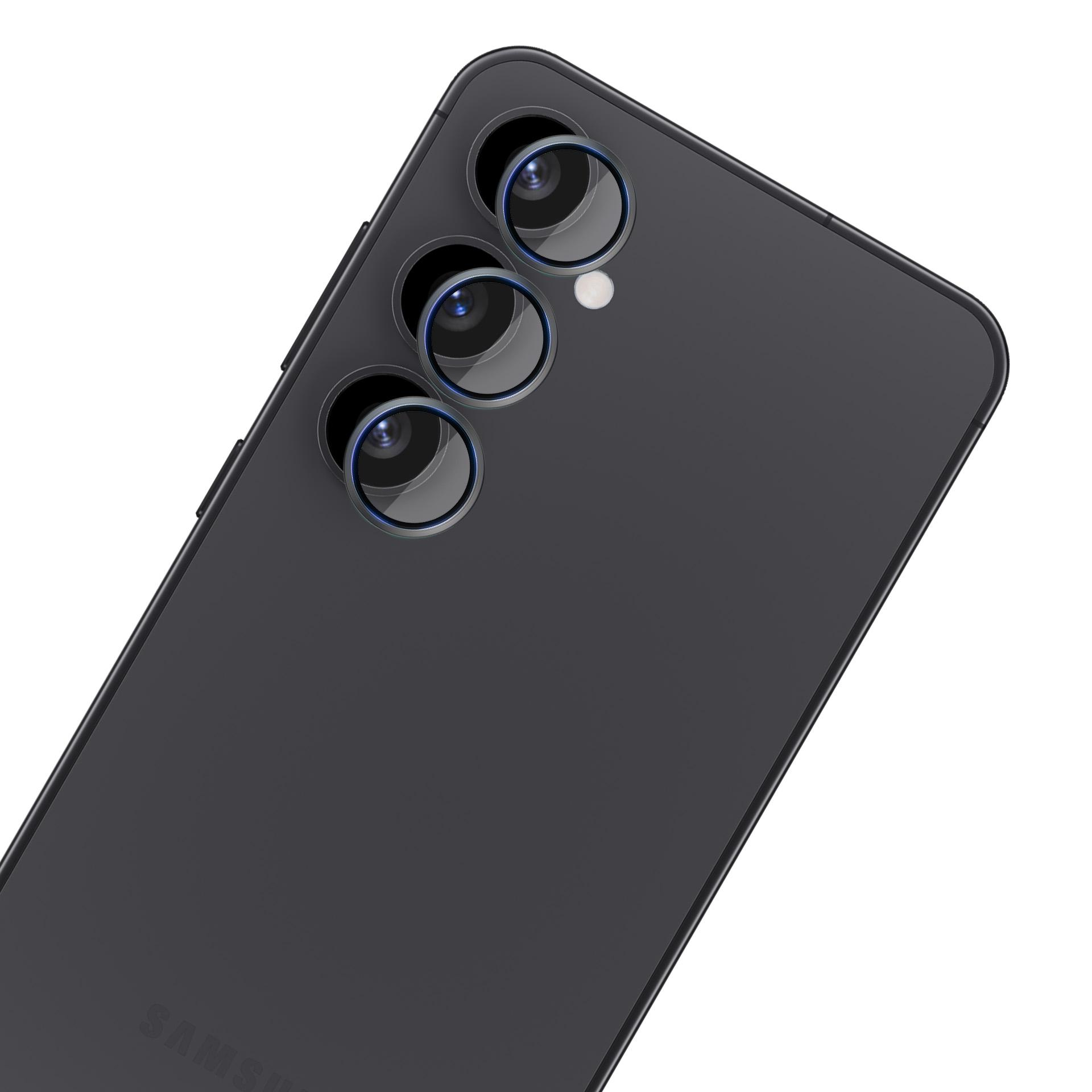 Tył ciemnoszarego smartfona z trzema obiektywami i lampą błyskową. Telefon jest przechylony.