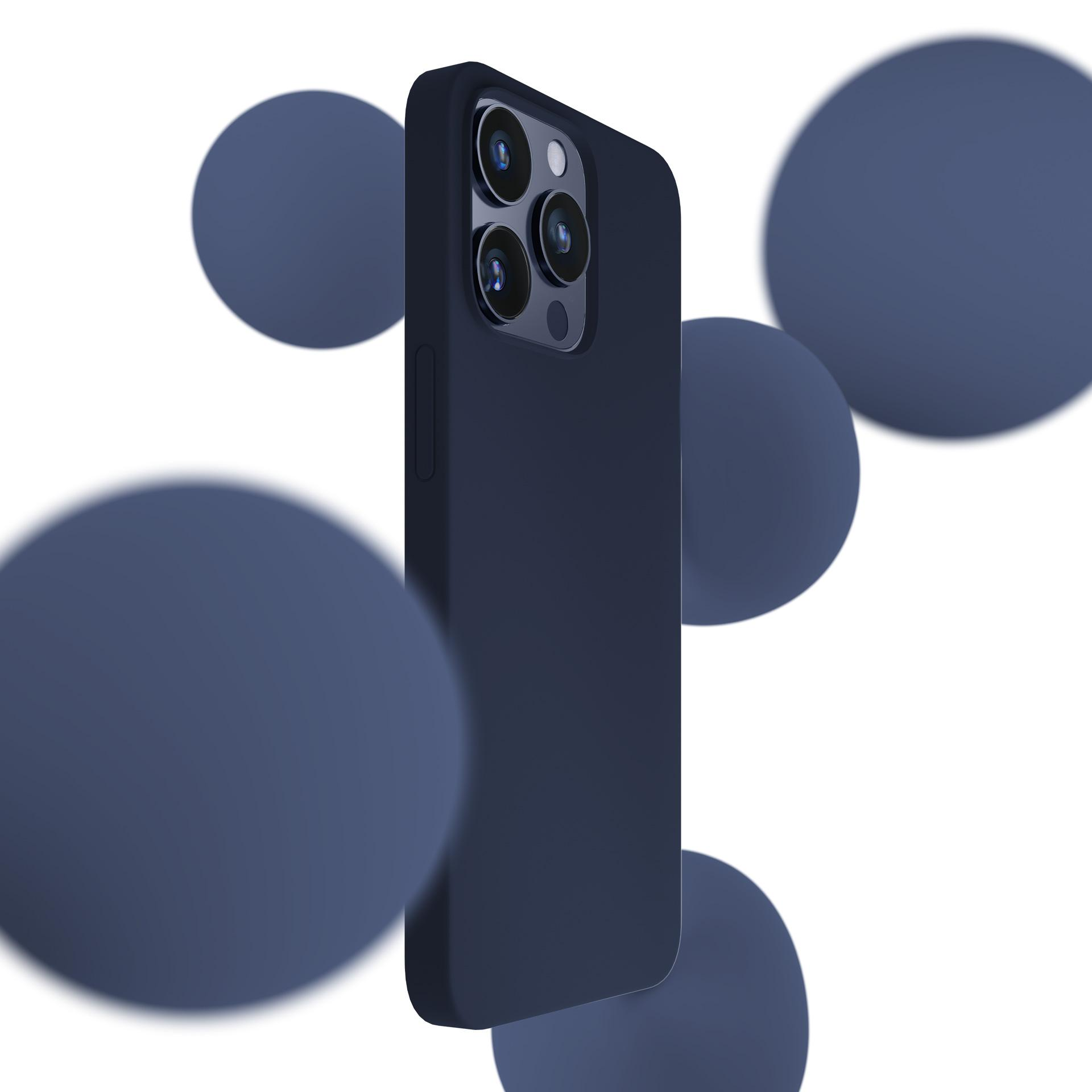 È mostrata una custodia per telefono blu navy con più lenti della fotocamera. Diversi cerchi blu sfocati sono sullo sfondo contro uno sfondo bianco.