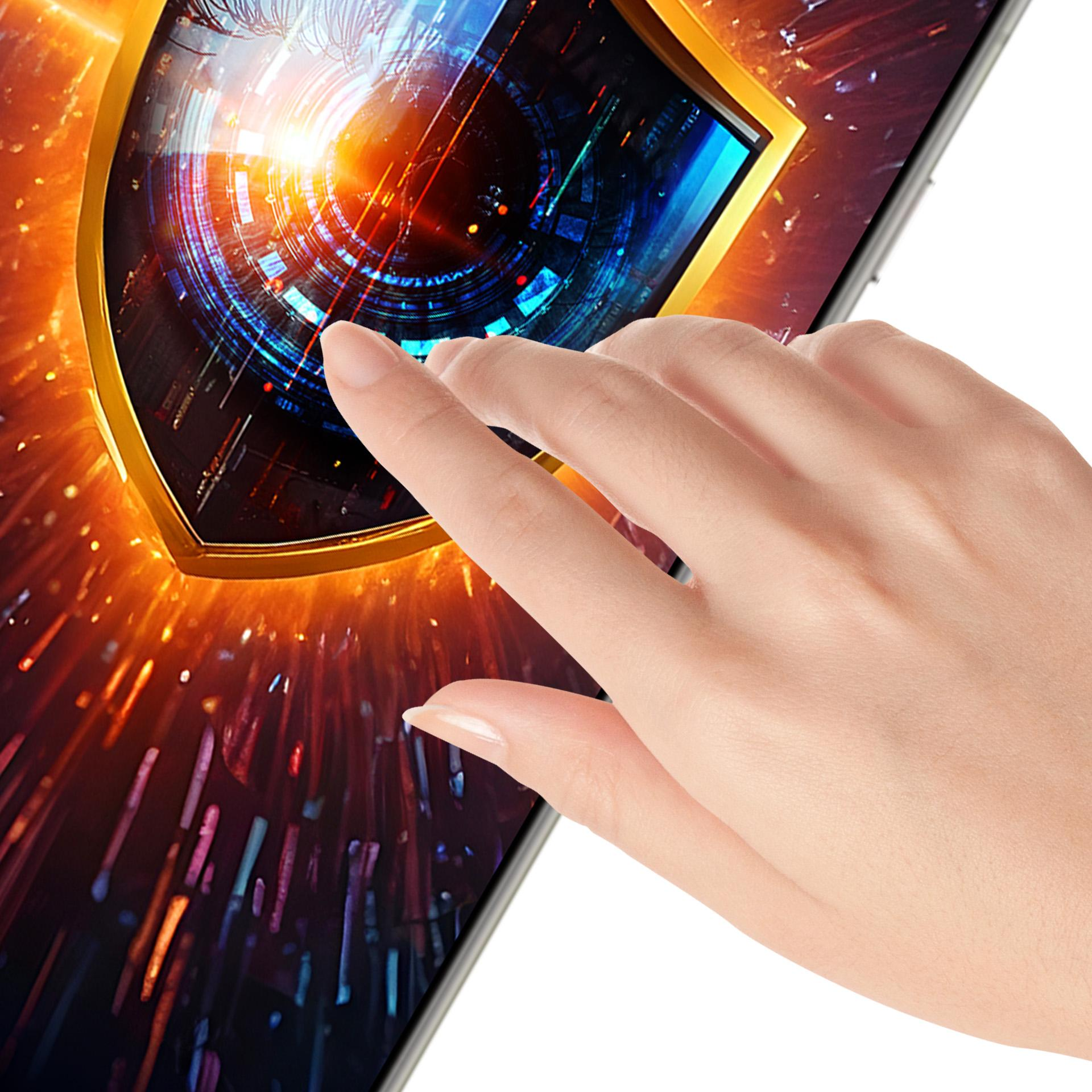 Una mano tocca uno schermo che mostra un'interfaccia a forma di scudo con motivi digitali e una luce arancione brillante.
