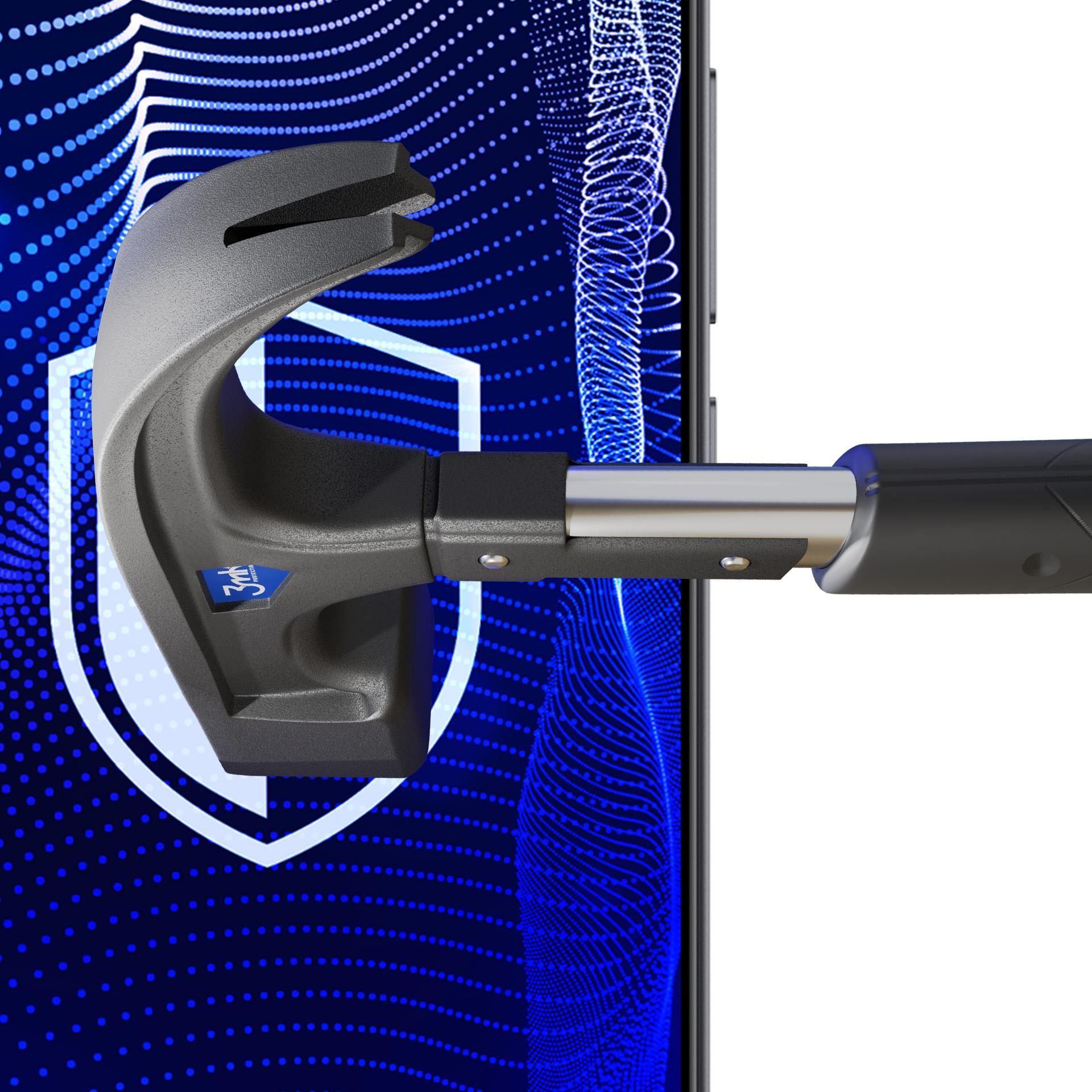 Młotek uderza w ekran smartfona, z niebieskim, kropkowanym tłem. Ekran ma symbol tarczy.
