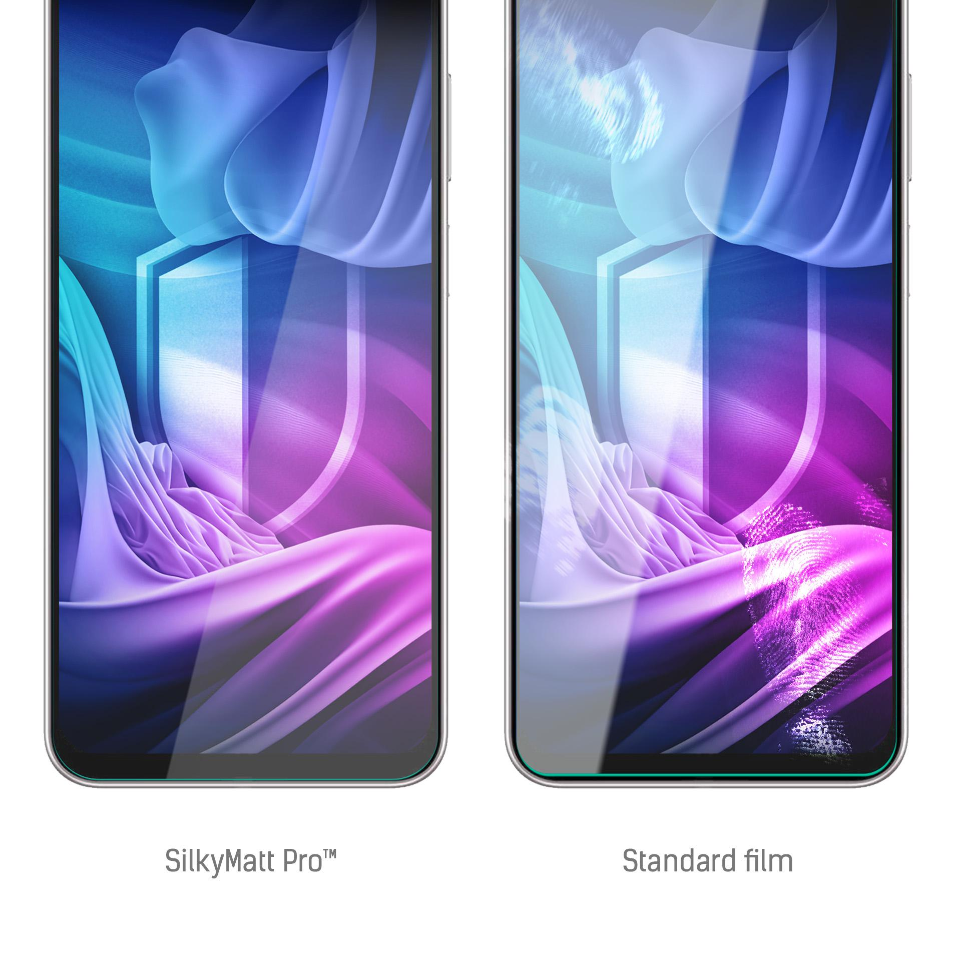 Dwa smartfony obok siebie, wyświetlające abstrakcyjne niebieskie i fioletowe wzory. Jeden to SilkyMatt Pro, drugi to folia standardowa.