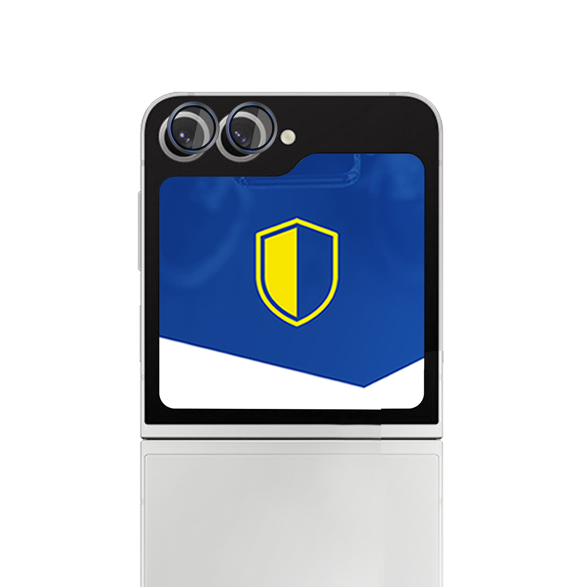 Uno smartphone con due fotocamere. Ha uno schermo blu con il logo di uno scudo giallo. Il telefono è su una superficie bianca.