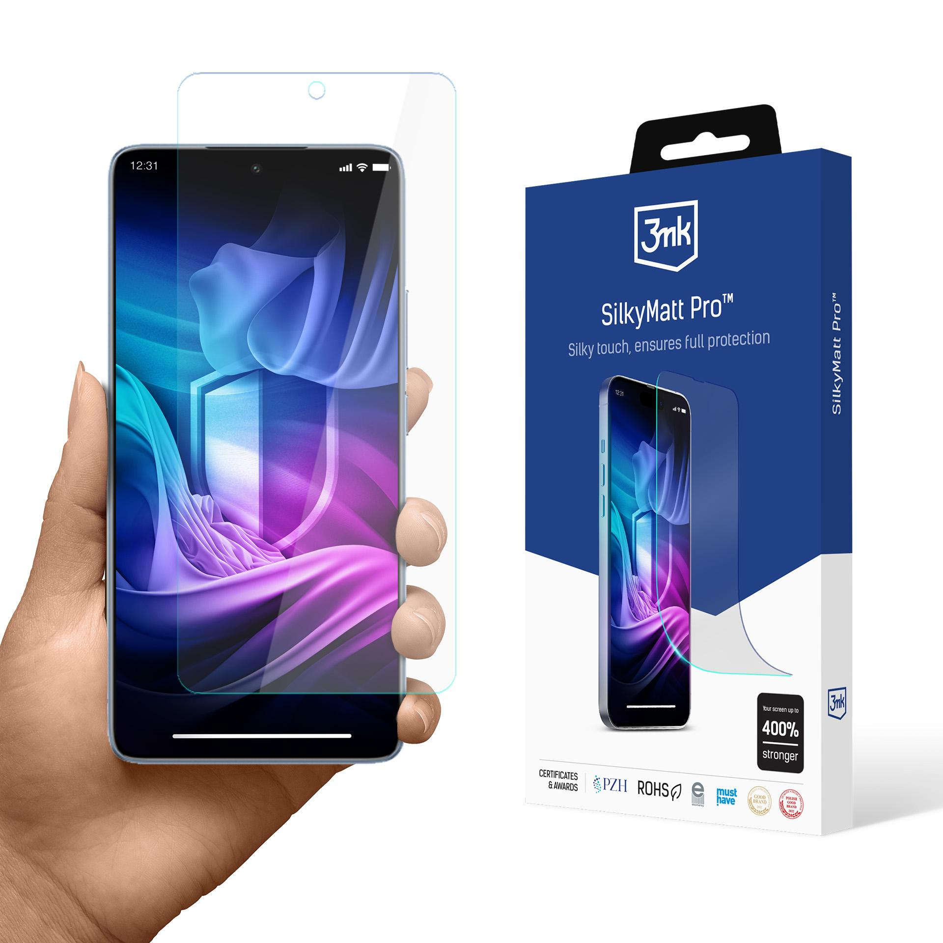 Una mano che tiene un telefono con una protezione per lo schermo. A destra, una scatola con la protezione per telefono.