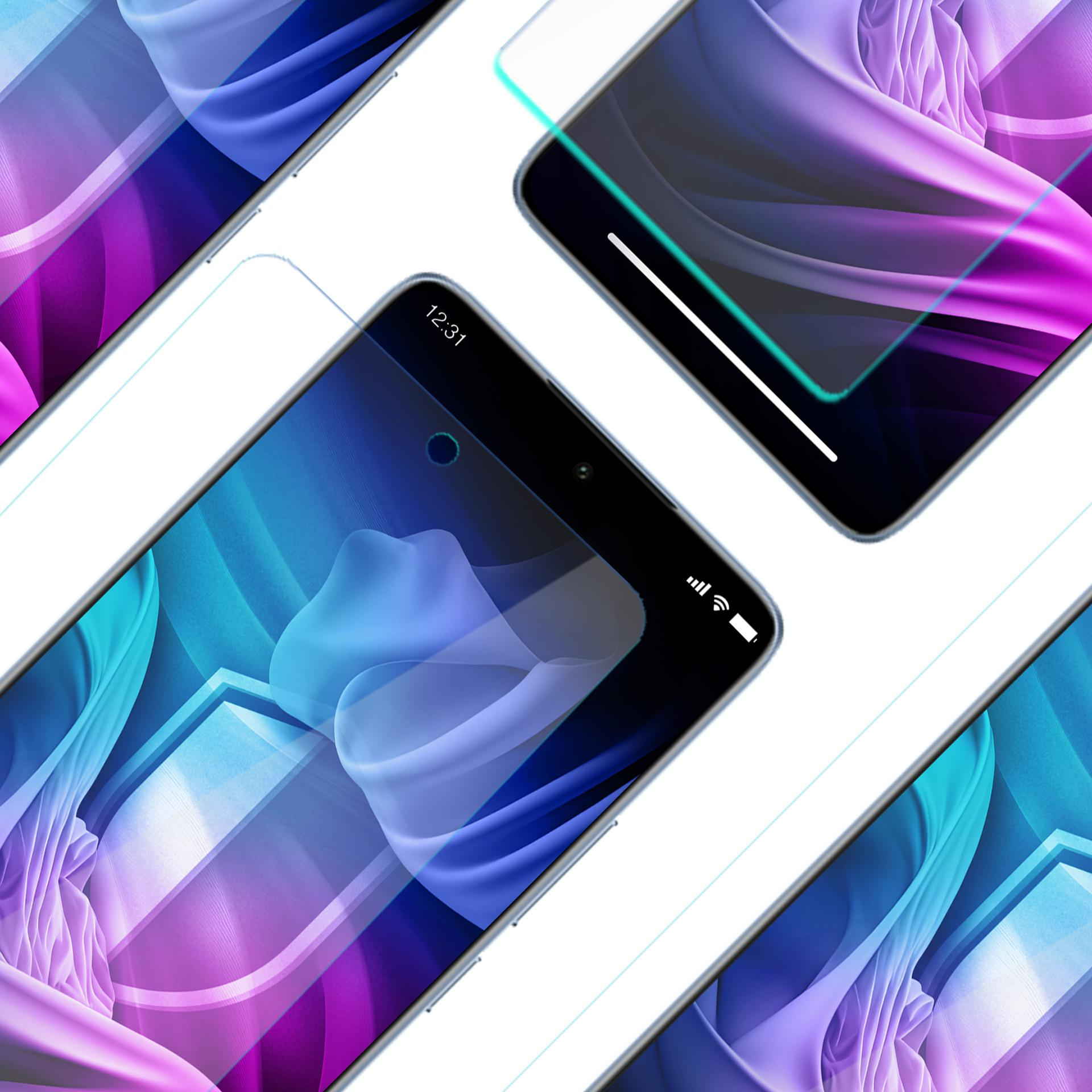 Primo piano di telefoni con protezioni schermo. I display hanno sfondi astratti colorati. Sfondo bianco.