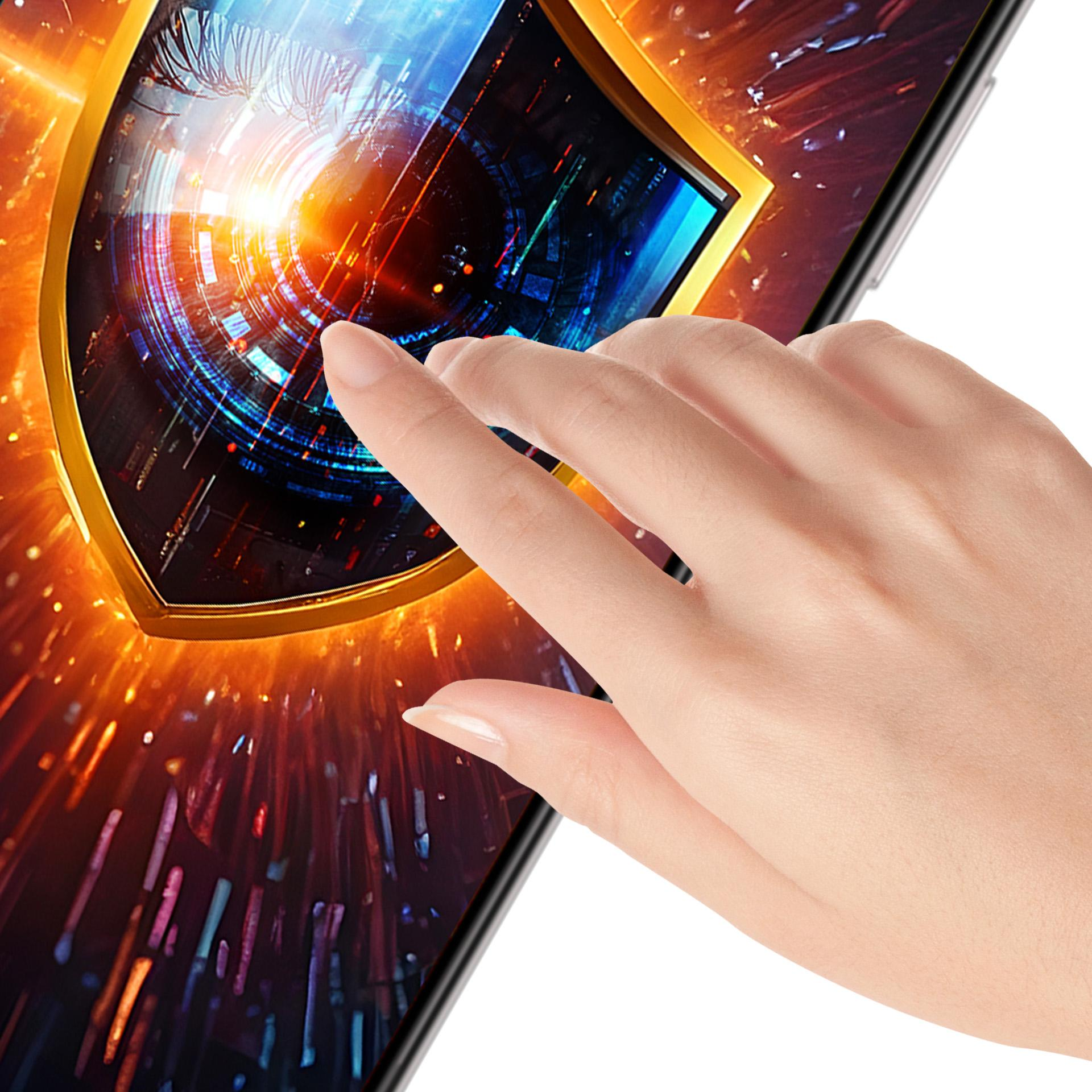 Mano che tocca lo schermo di un telefono con un grafico a scudo. Lo schermo mostra un occhio digitale con tonalità arancioni e blu.