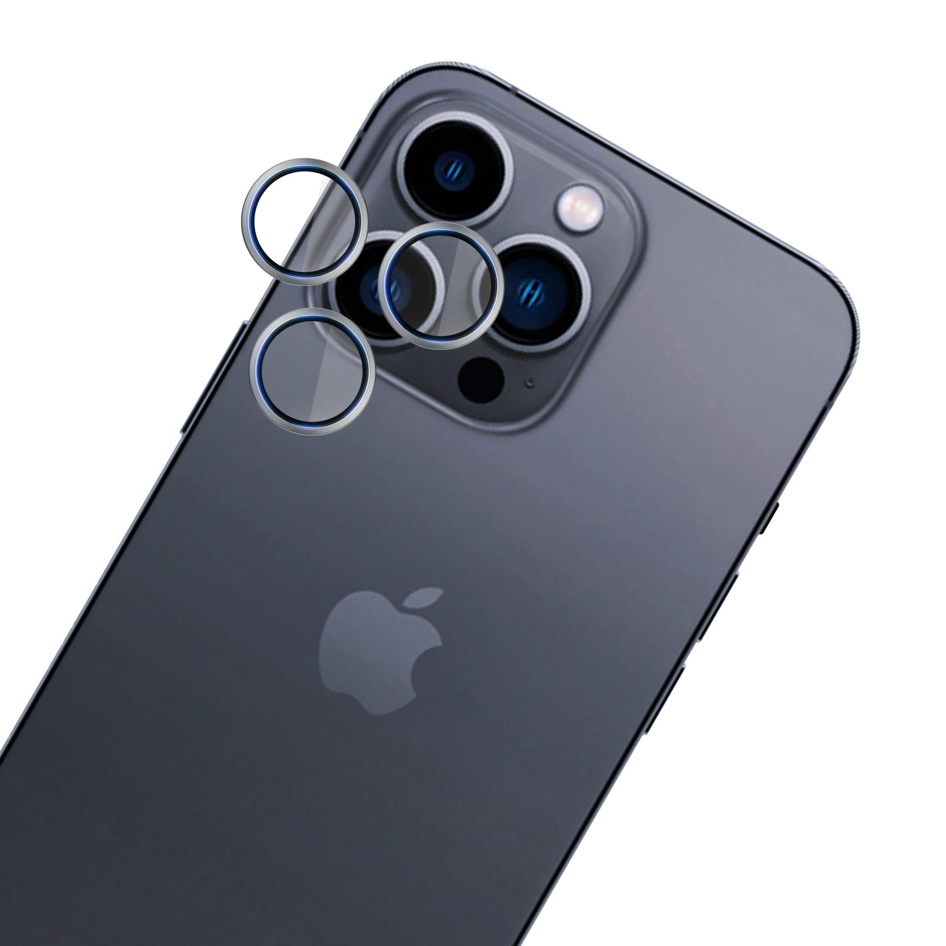 Un iPhone grigio scuro, con una copertura protettiva per l'obiettivo sulle lenti della fotocamera. Logo Apple visibile.