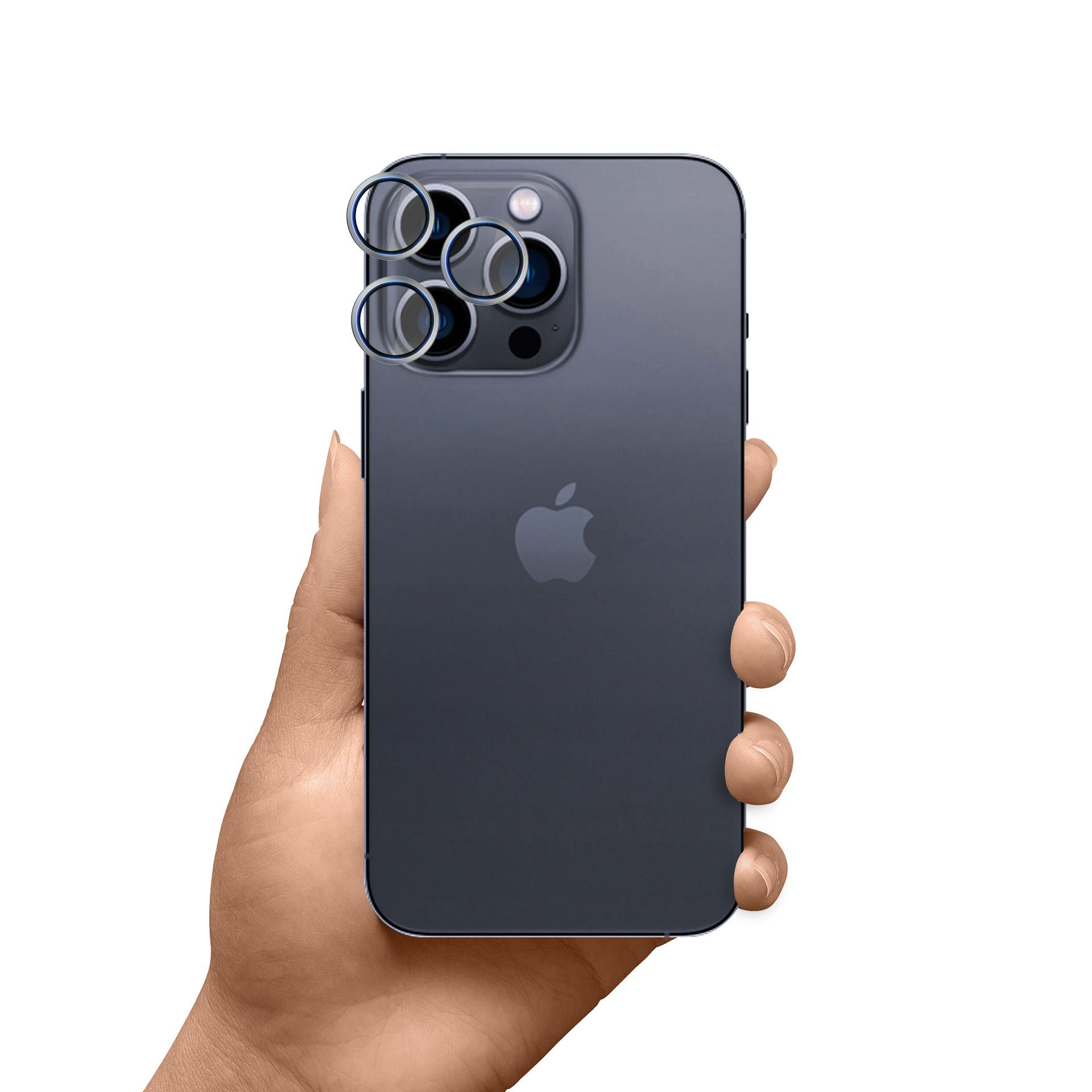 Una mano tiene un iPhone grigio scuro, mostrando il retro con le lenti della fotocamera. Il logo Apple è visibile.