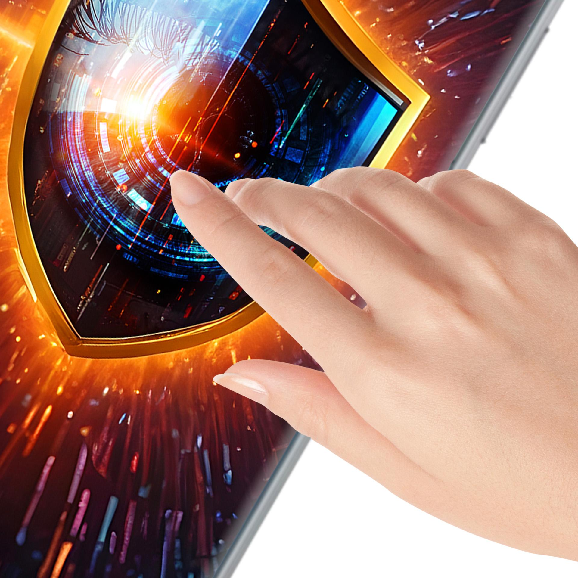Dłoń dotyka ekranu z futurystycznym wzorem oka. Tło ma pomarańczowe i niebieskie efekty świetlne. Ekran ma złotą ramkę.