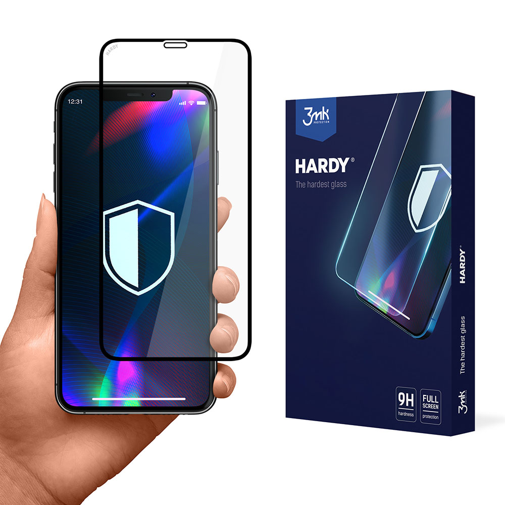 La mano tiene uno smartphone con una protezione per lo schermo e una scatola di protezione per lo schermo. Entrambi i prodotti hanno lo stesso logo del marchio.