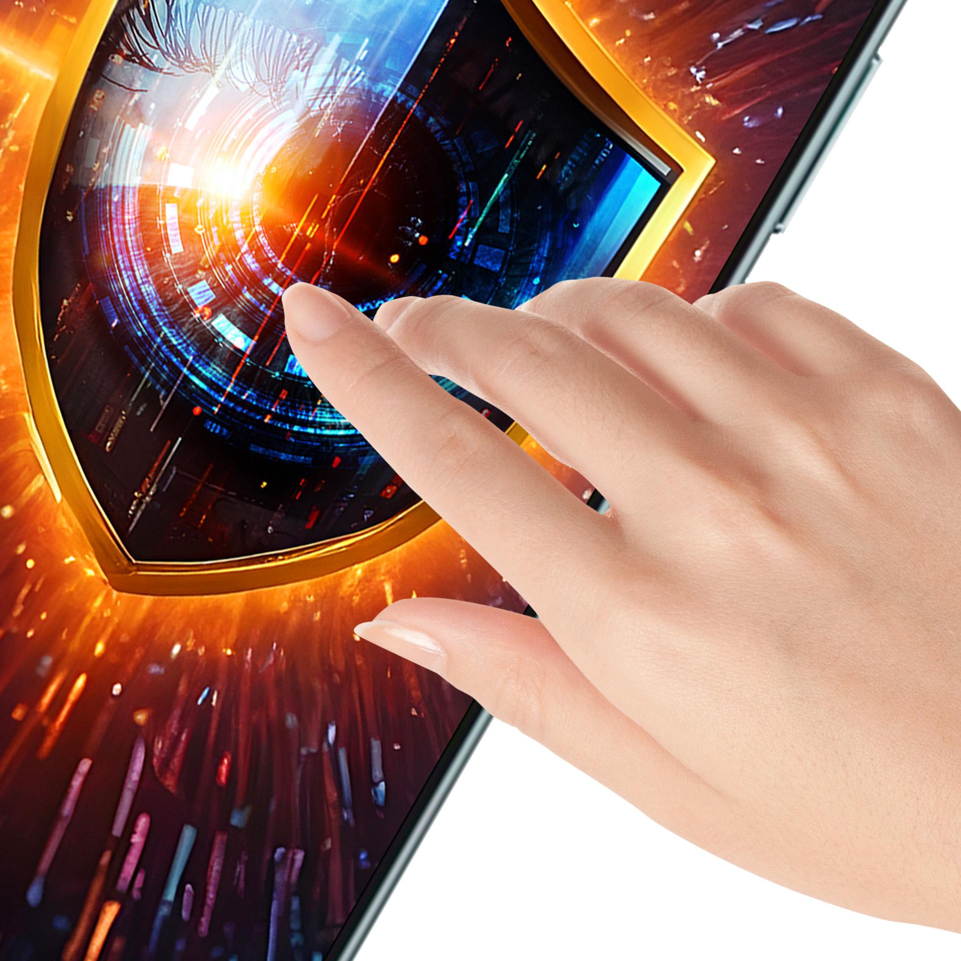 Ręka dotyka ekranu z grafiką tarczy. Tarcza przedstawia cyfrowe oko z jasnym, świecącym środkiem.