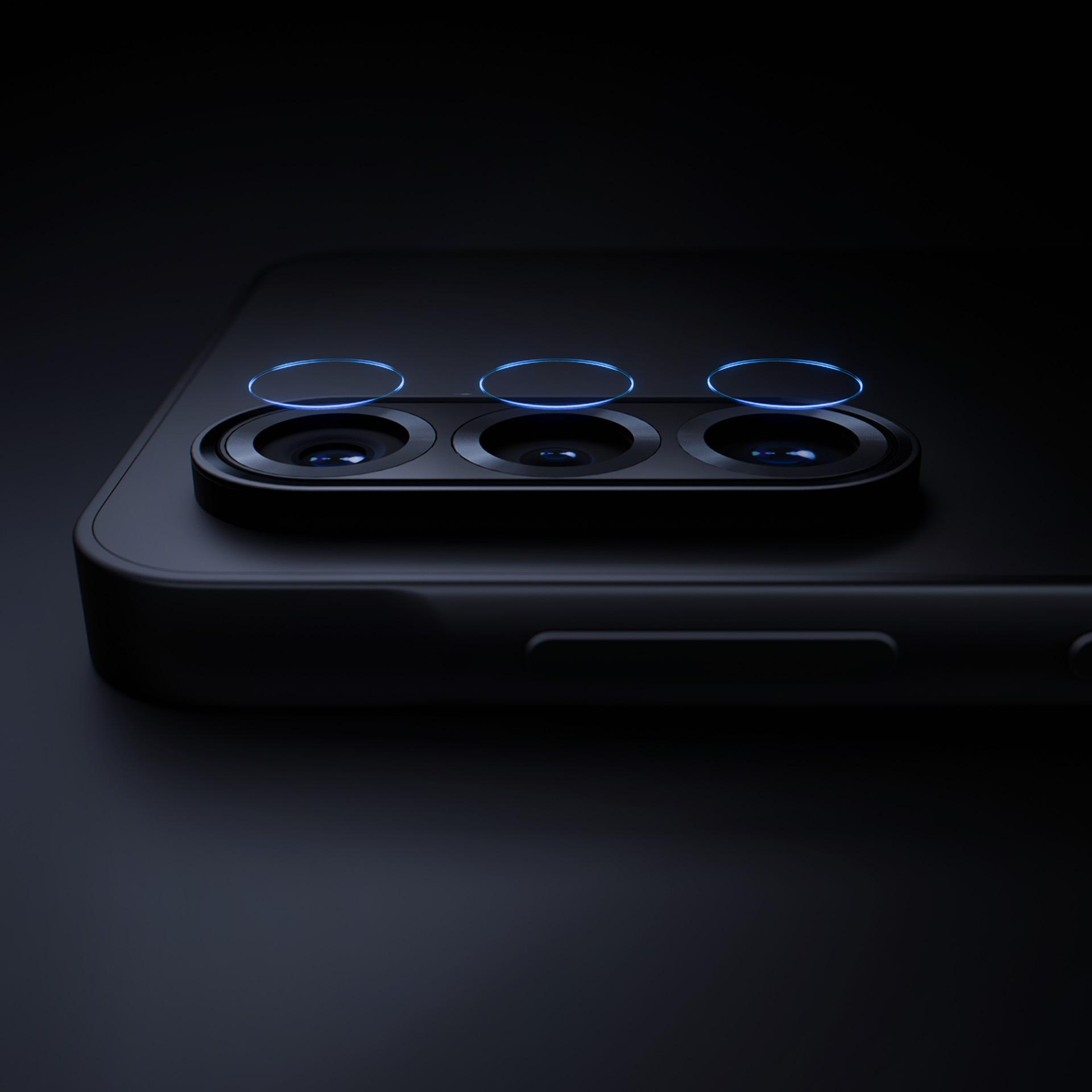 Zbliżenie czarnego smartfona z trzema obiektywami. Świecące niebieskie pierścienie otaczają obiektywy. Ciemne tło.