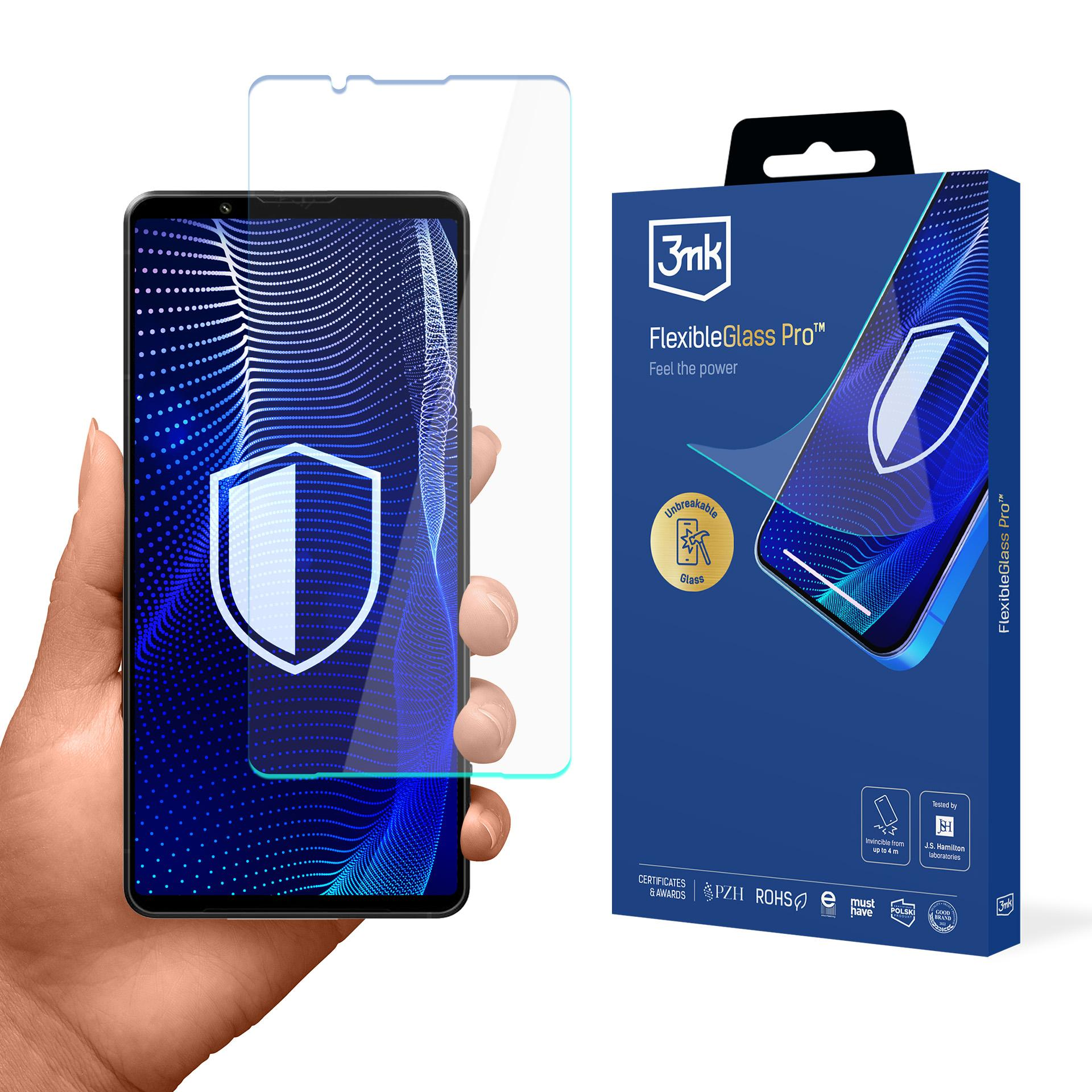 Mano che tiene una protezione per schermo e schermo del telefono con design blu, scatola con nome del prodotto.