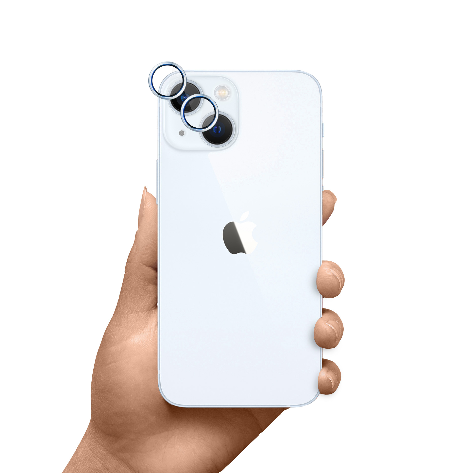 Mano che tiene un iPhone bianco con tripla fotocamera. Logo Apple visibile. Protezioni schermo sulle lenti.