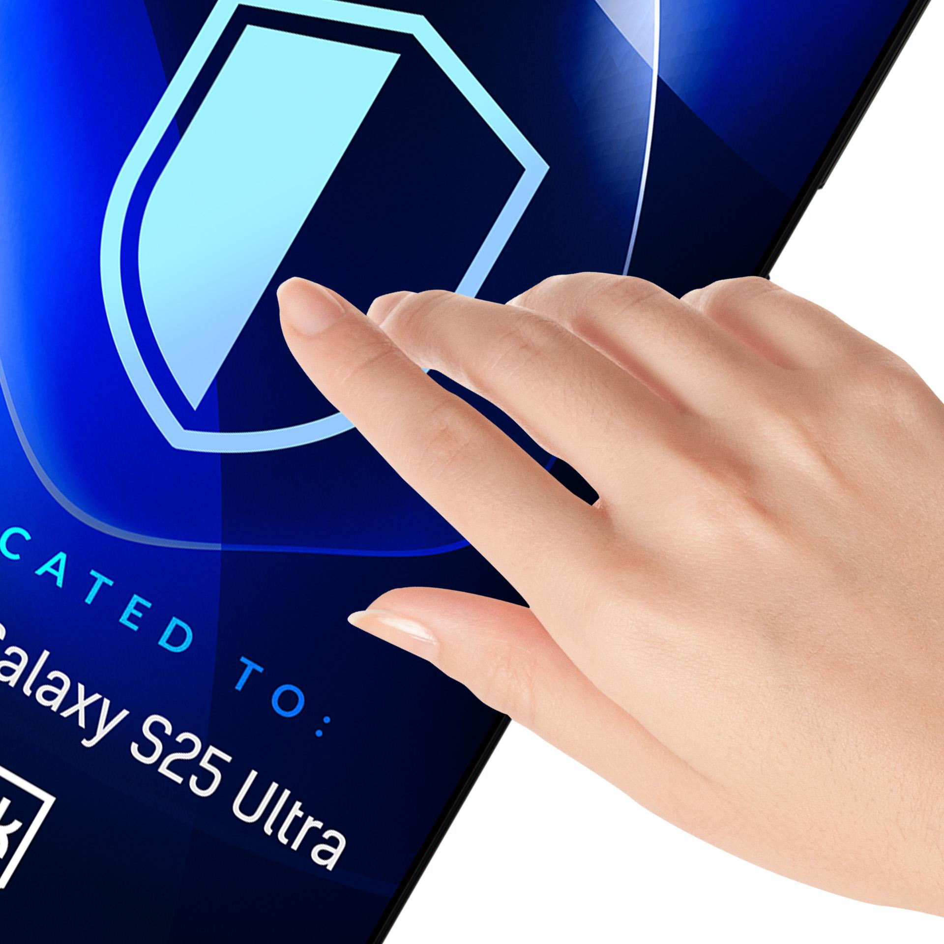 Una mano tocca una protezione schermo su un dispositivo. Lo schermo mostra un'icona a scudo e il testo: Galaxy S25 Ultra.